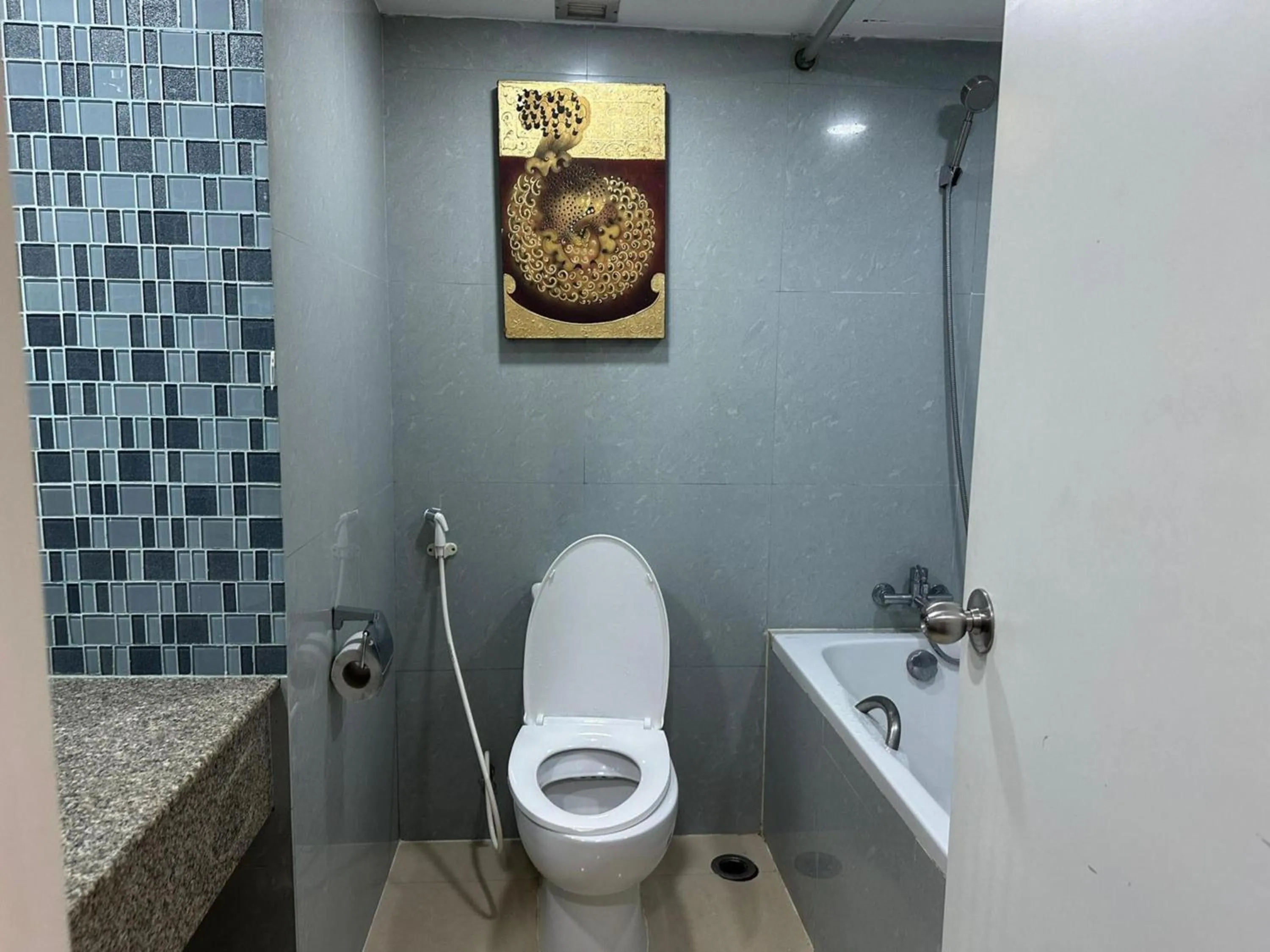 Toilet in Omni Tower Sukhumvit Soi 4 Direct Rooms