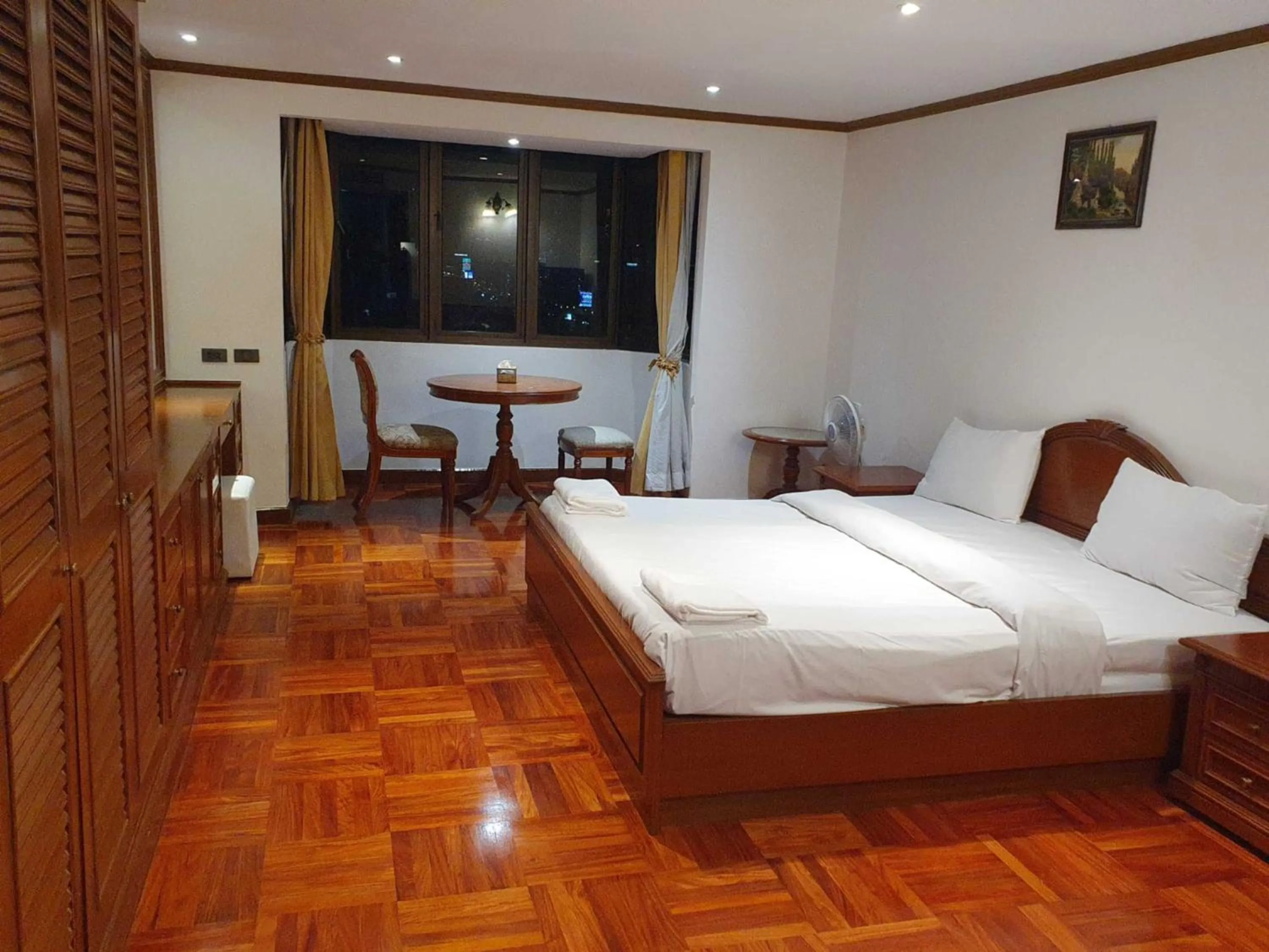 Bed in Omni Tower Sukhumvit Soi 4 Direct Rooms