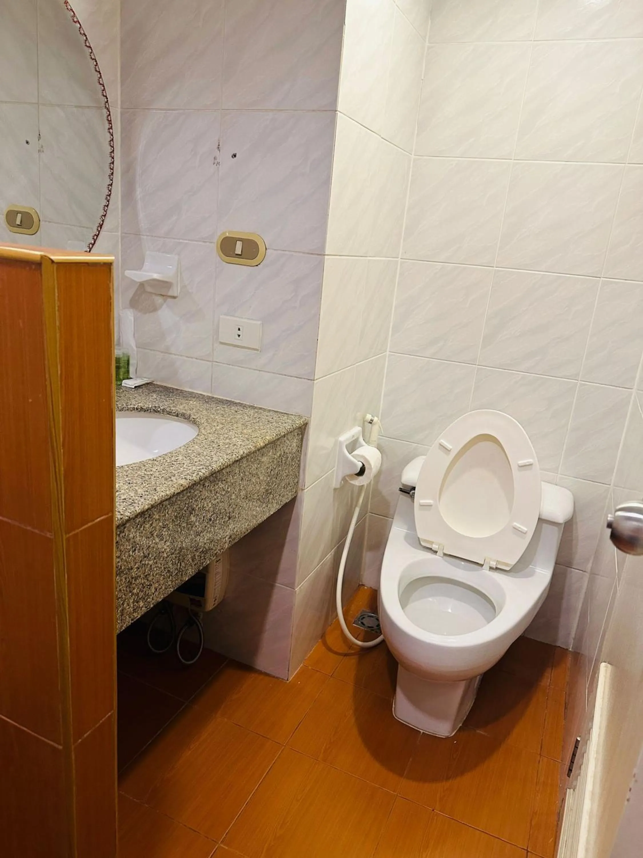 Toilet in Omni Tower Sukhumvit Soi 4 Direct Rooms