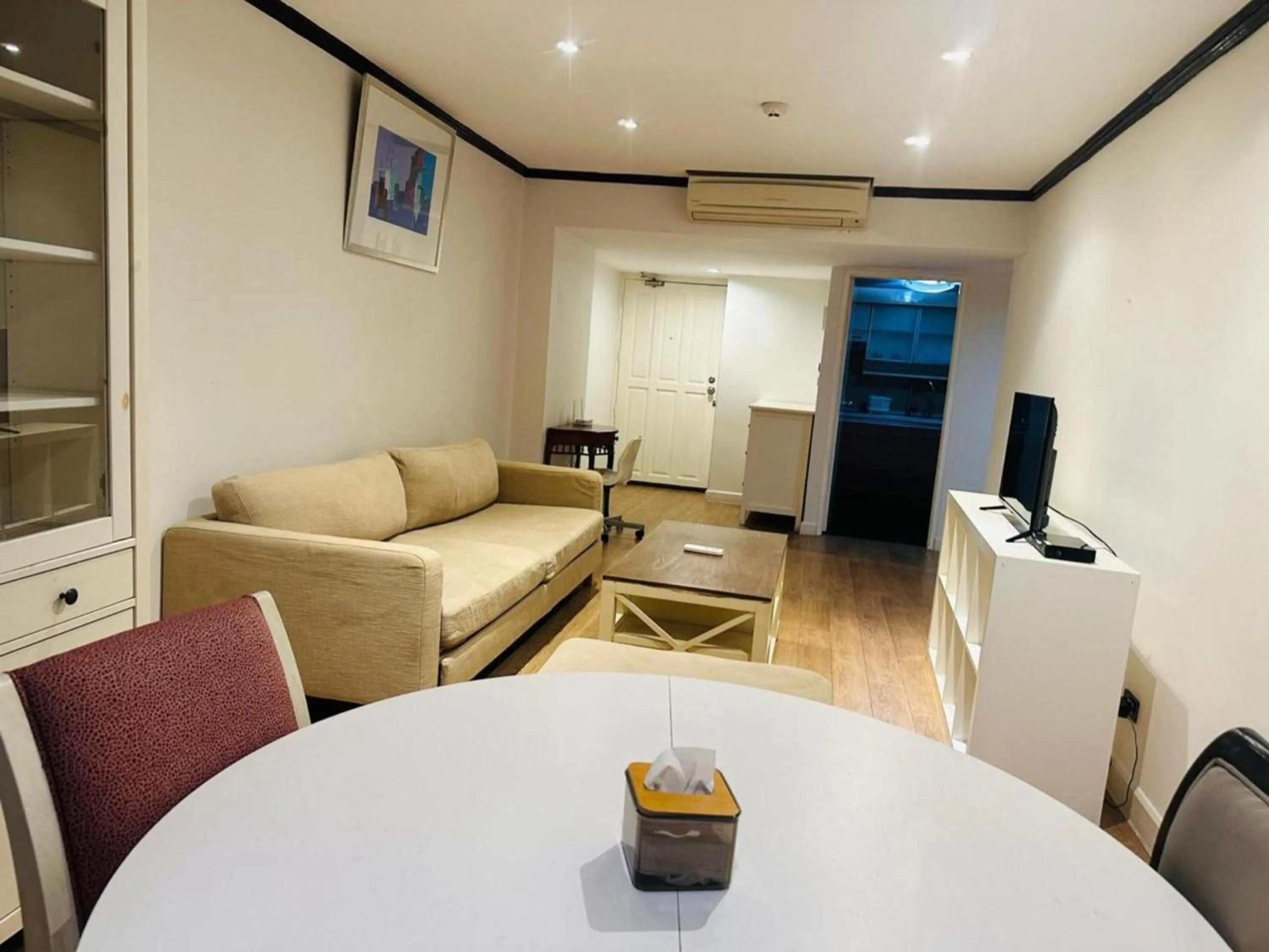 Living room in Omni Tower Sukhumvit Soi 4 Direct Rooms