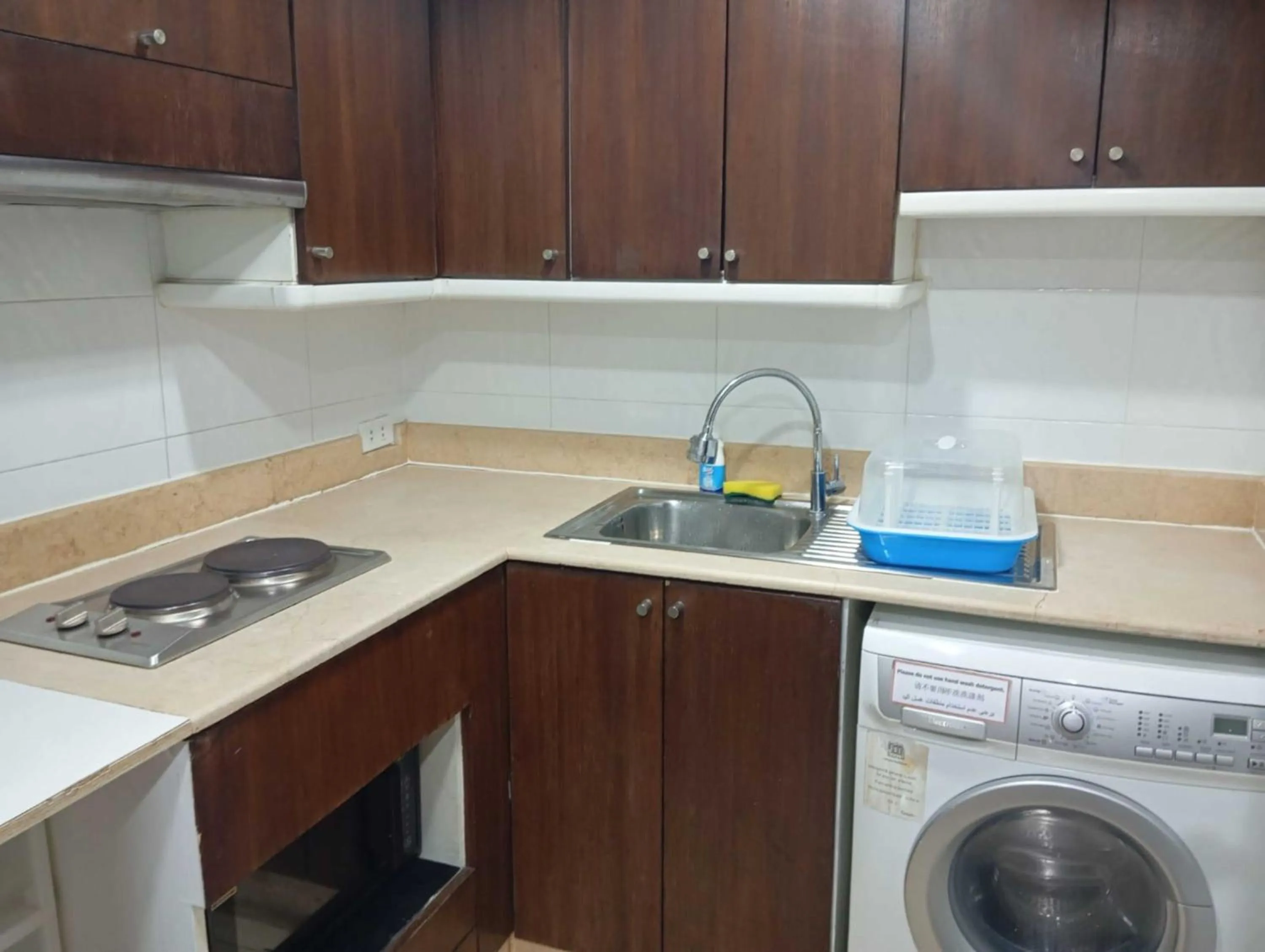 kitchen in Omni Tower Sukhumvit Soi 4 Direct Rooms