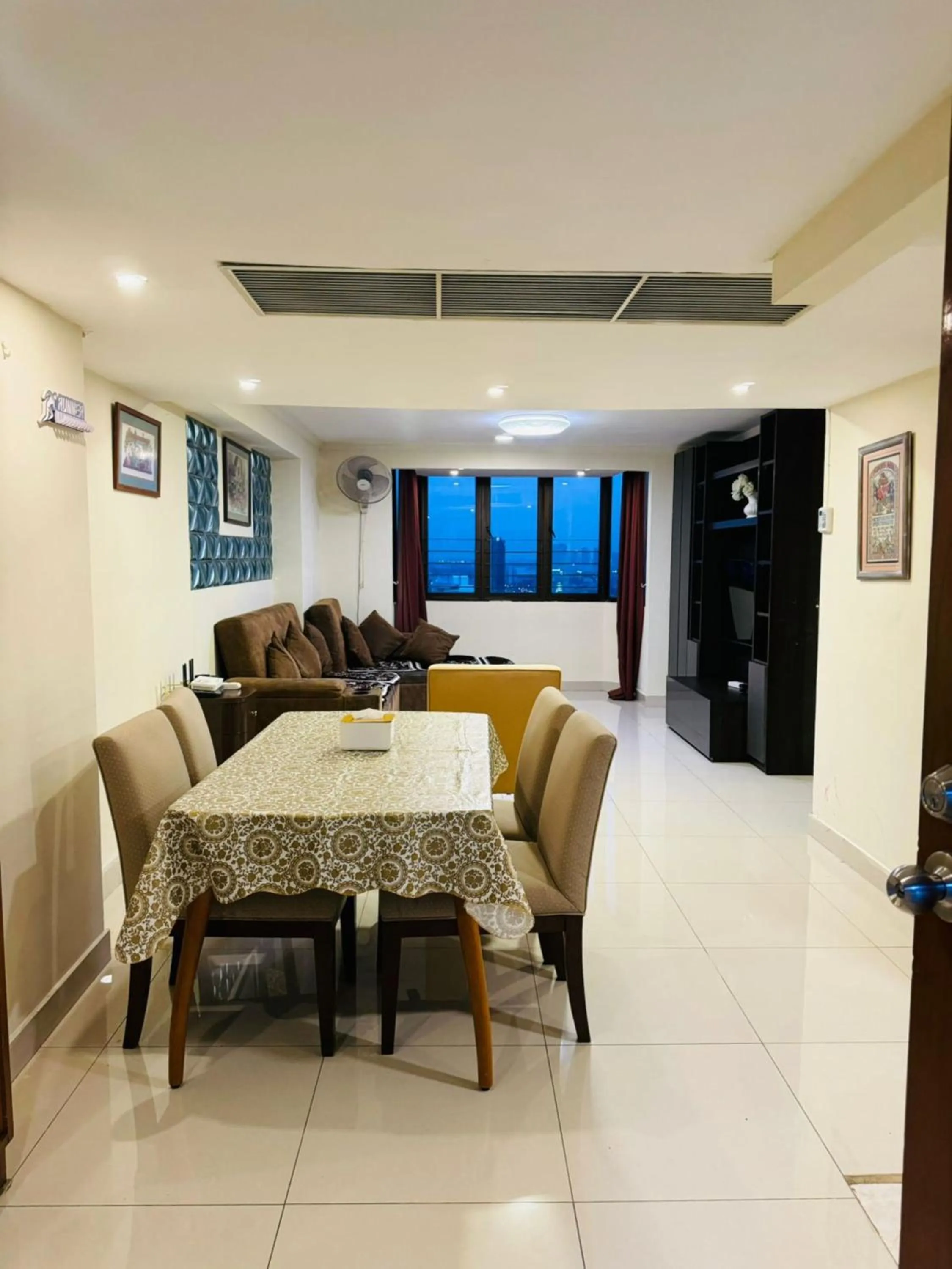 Living room in Omni Tower Sukhumvit Soi 4 Direct Rooms