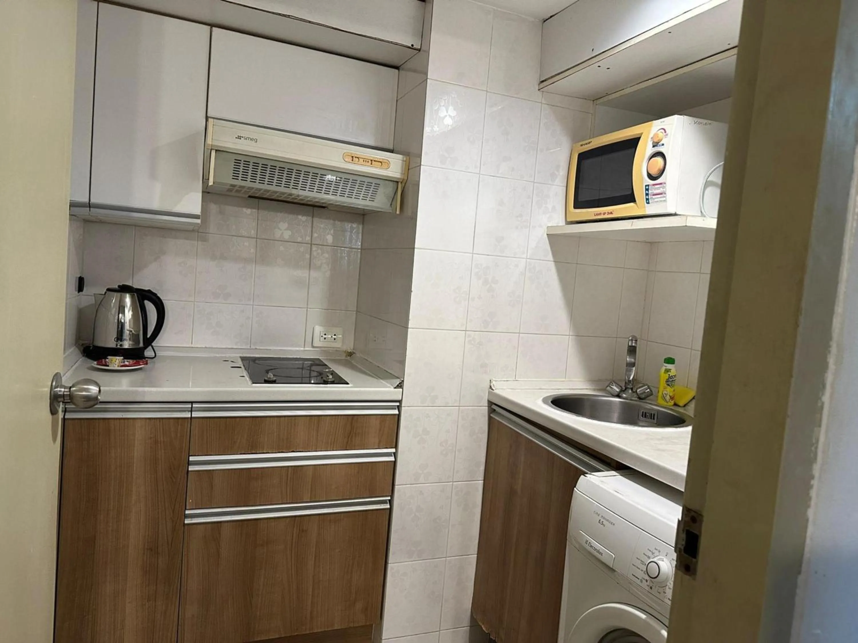 Kitchen or kitchenette in Omni Tower Sukhumvit Soi 4 Direct Rooms