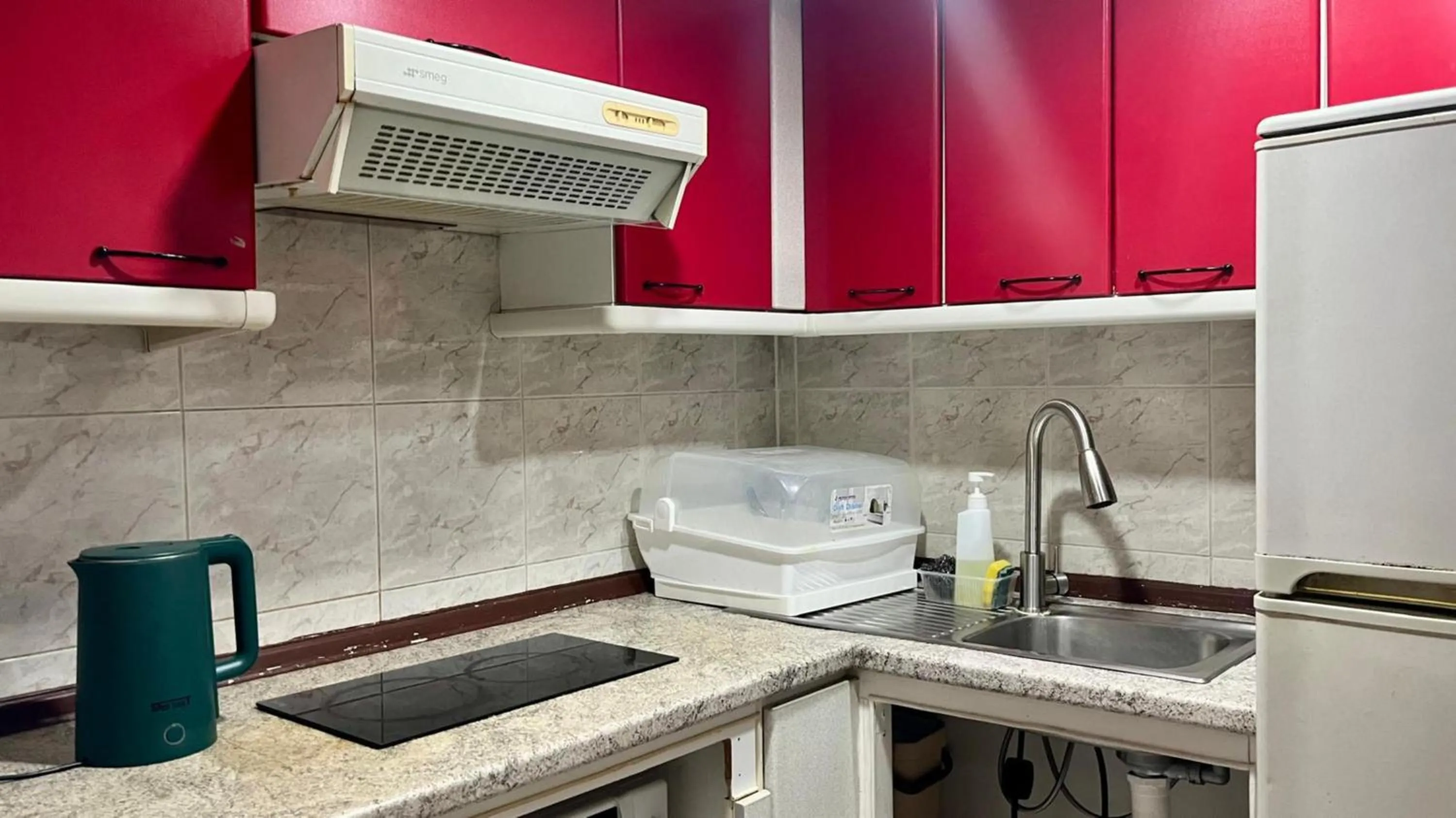 kitchen in Omni Tower Sukhumvit Soi 4 Direct Rooms