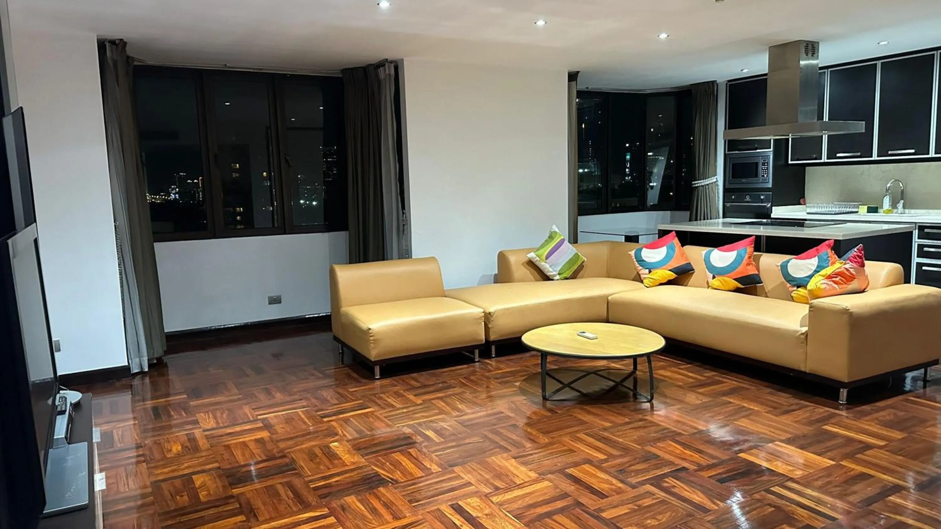 Living room in Omni Tower Sukhumvit Soi 4 Direct Rooms