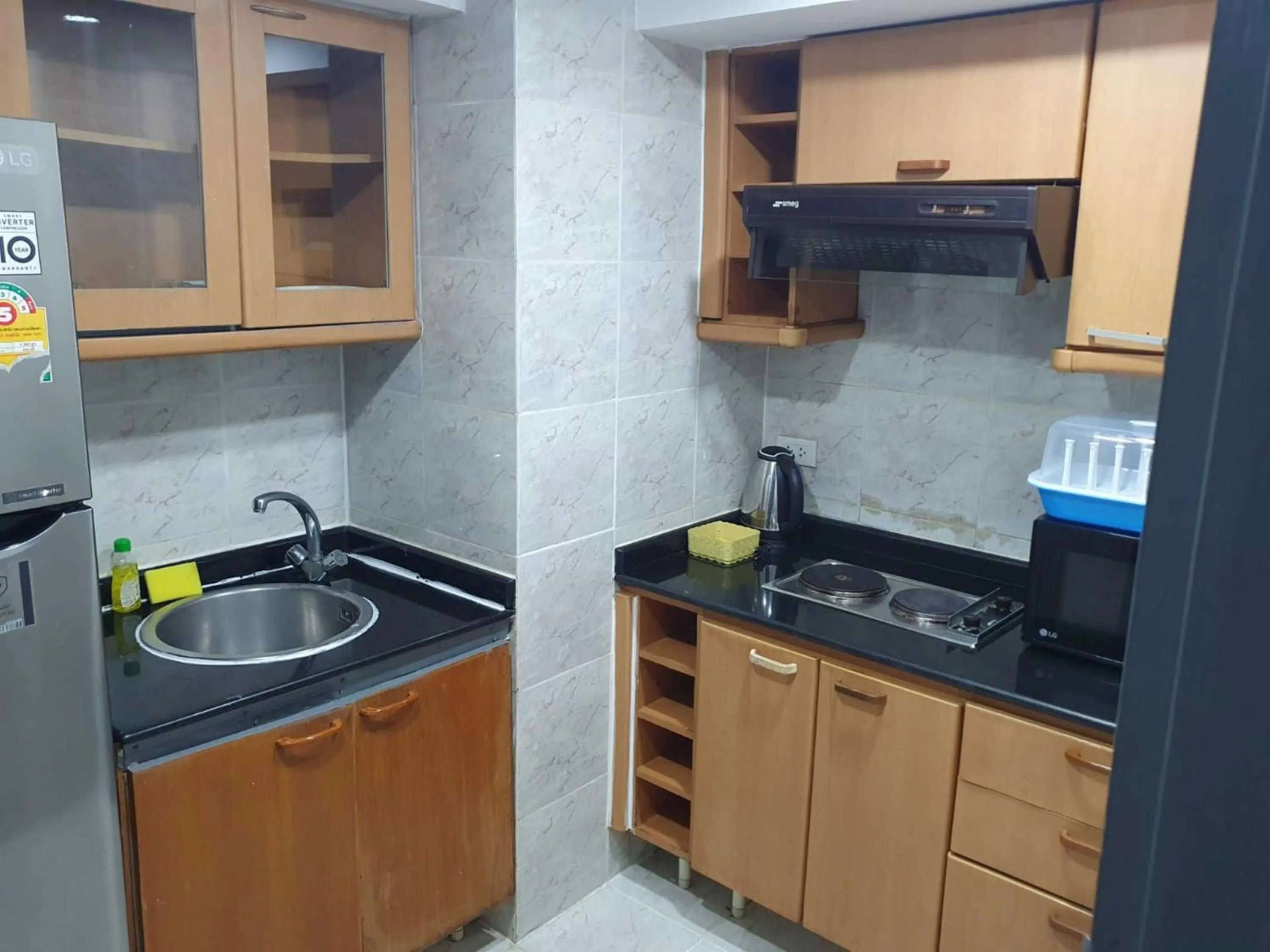 Kitchen or kitchenette in Omni Tower Sukhumvit Soi 4 Direct Rooms