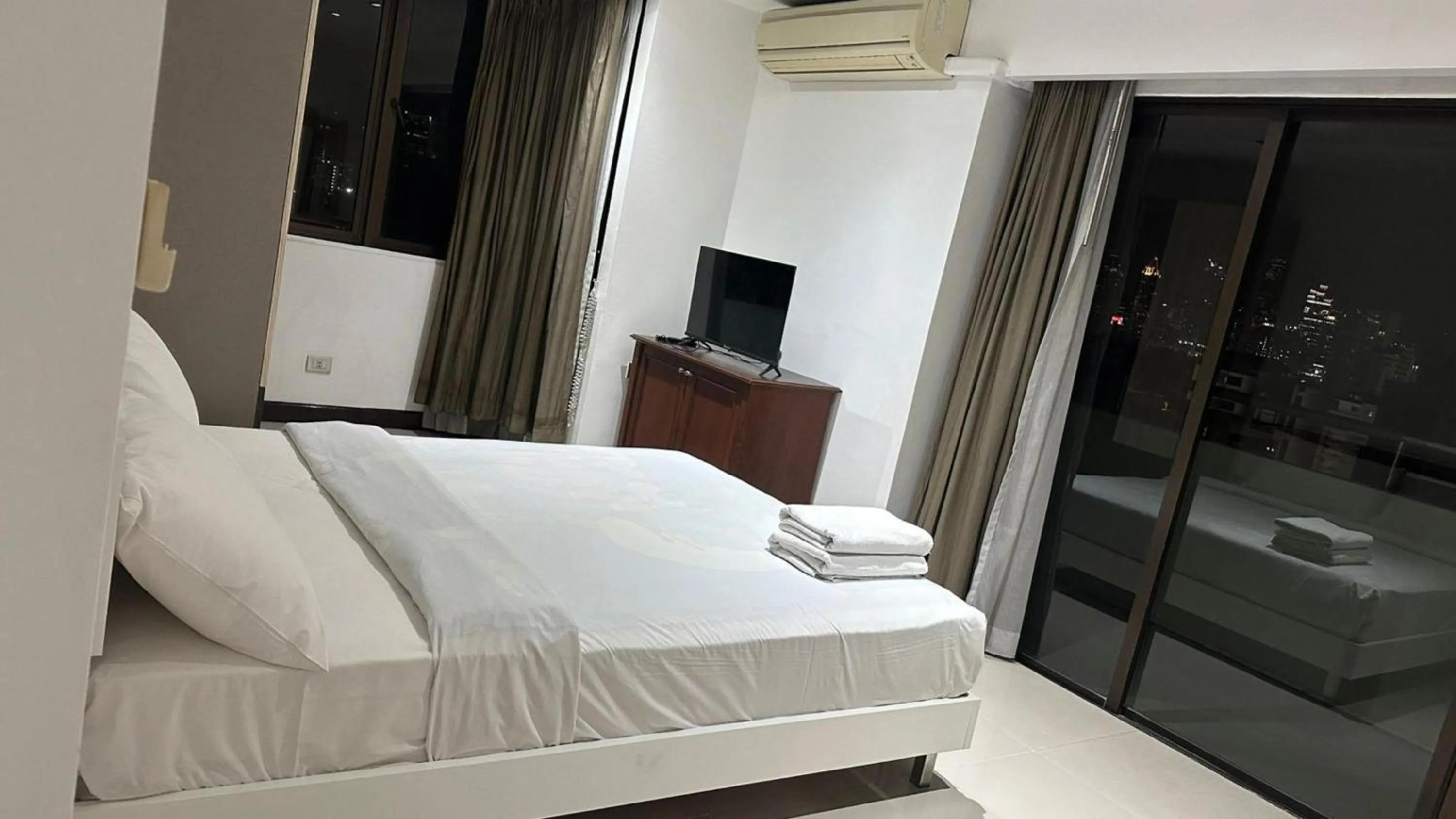 Balcony/Terrace, Bed in Omni Tower Sukhumvit Soi 4 Direct Rooms