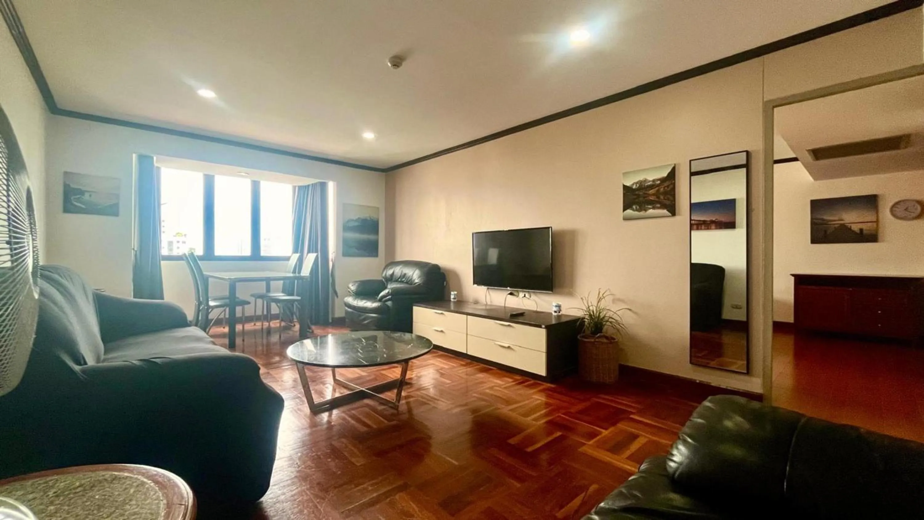 Living room in Omni Tower Sukhumvit Soi 4 Direct Rooms