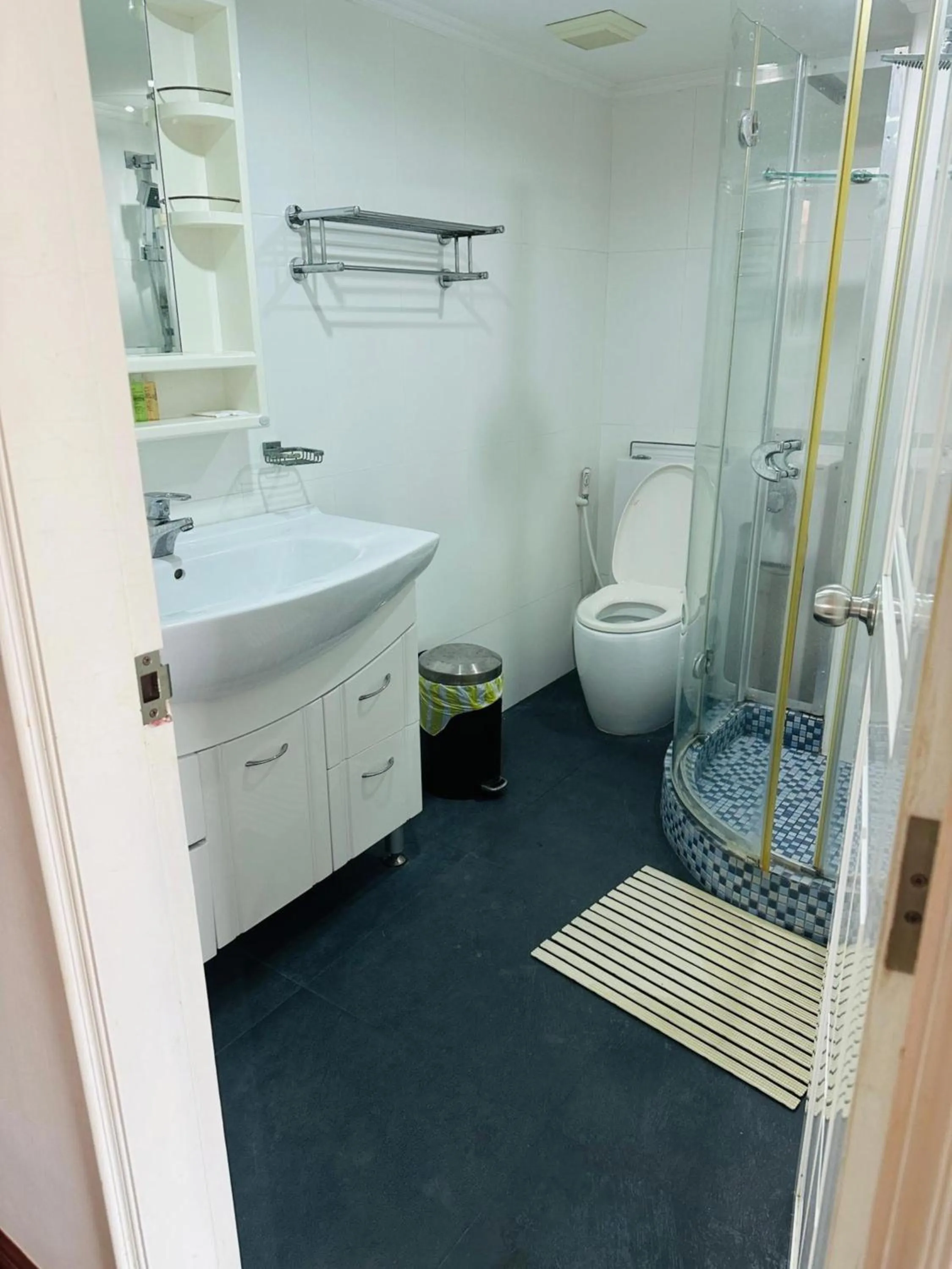 Bathroom in Omni Tower Sukhumvit Soi 4 Direct Rooms