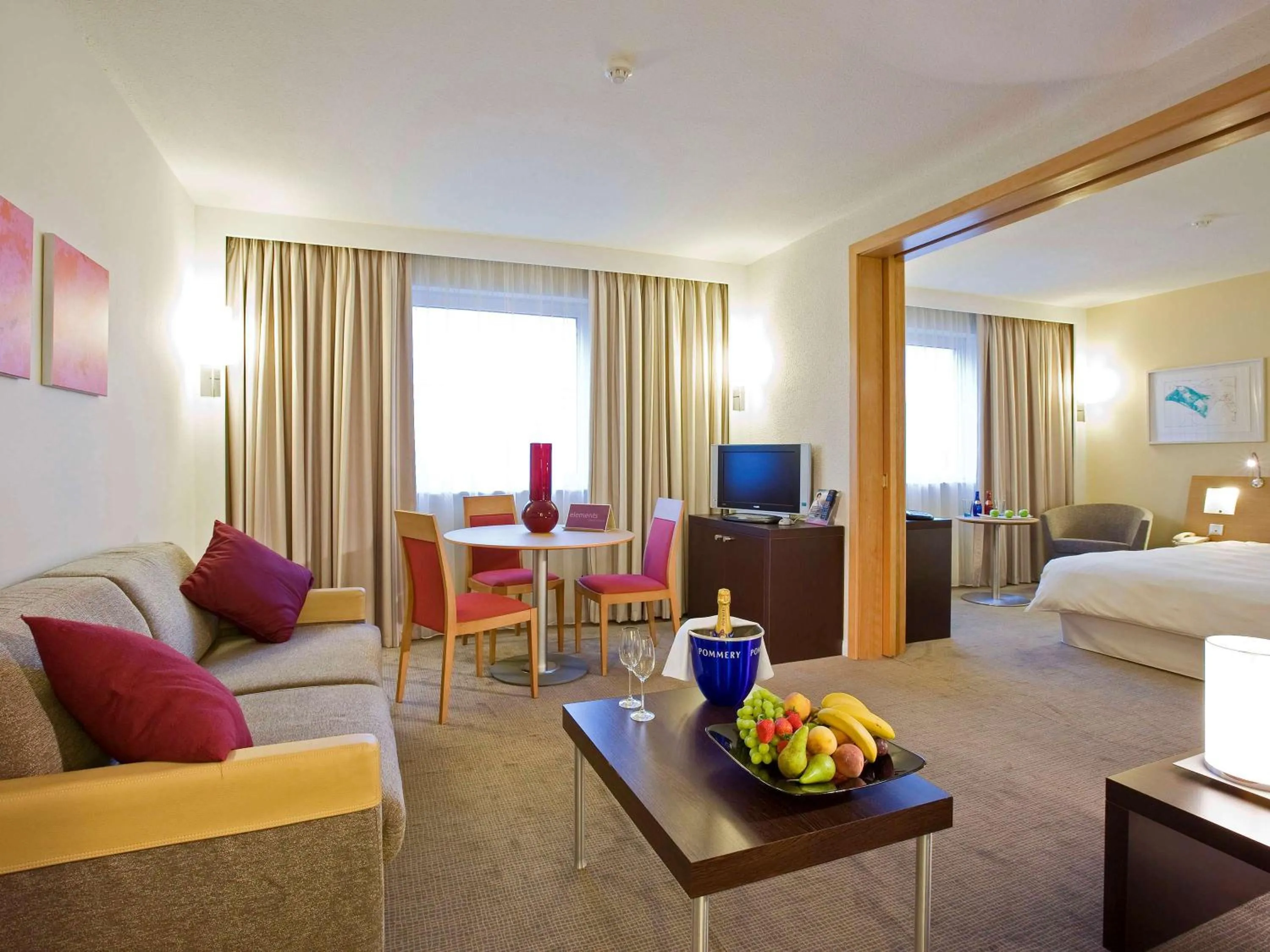 Photo of the whole room, Seating Area in Novotel London Heathrow Airport M4 Jct. 4