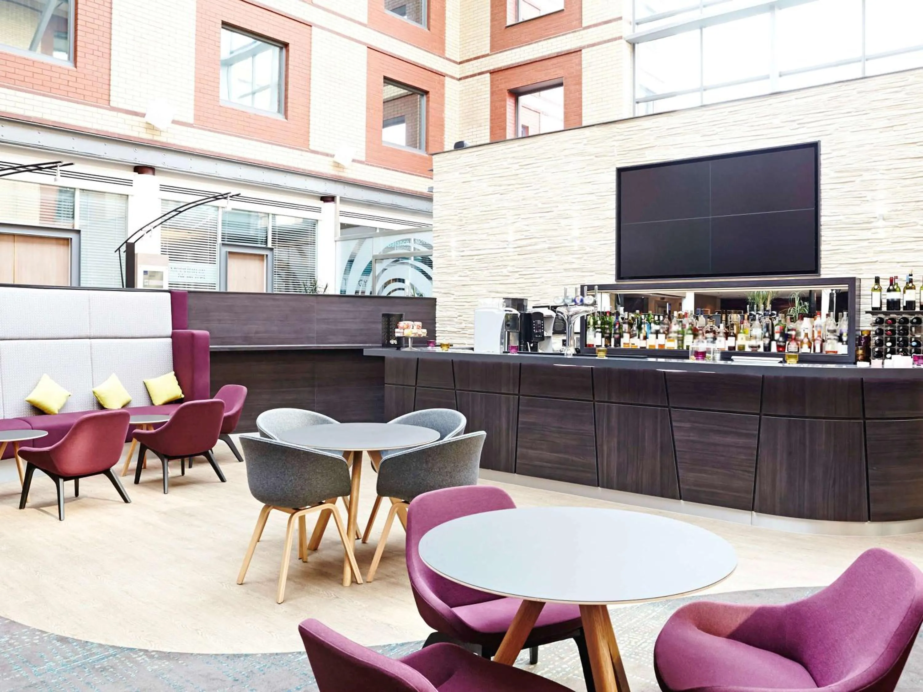 Property building, Restaurant/Places to Eat in Novotel London Heathrow Airport M4 Jct. 4