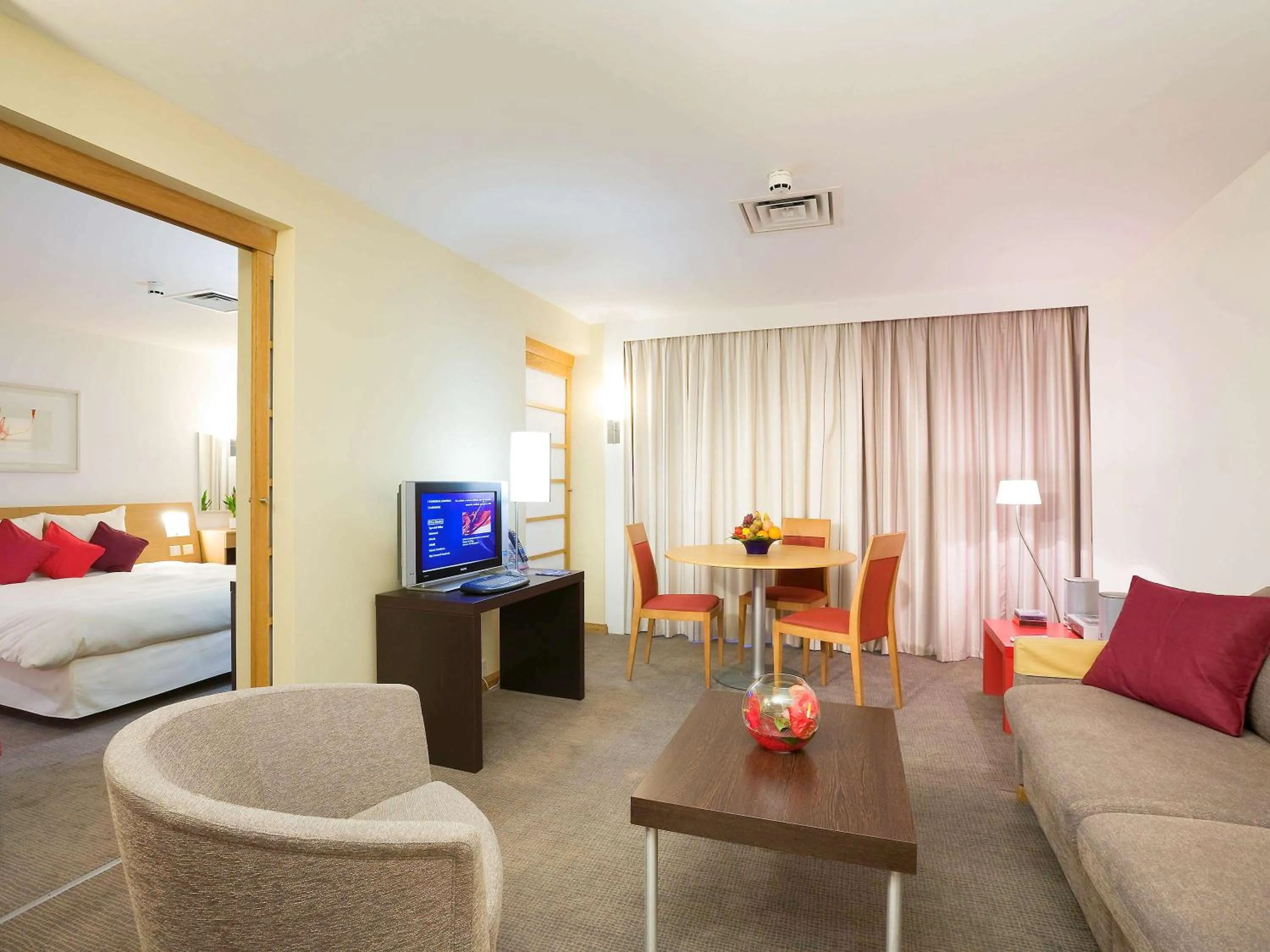 Photo of the whole room, Seating Area in Novotel London Heathrow Airport M4 Jct. 4