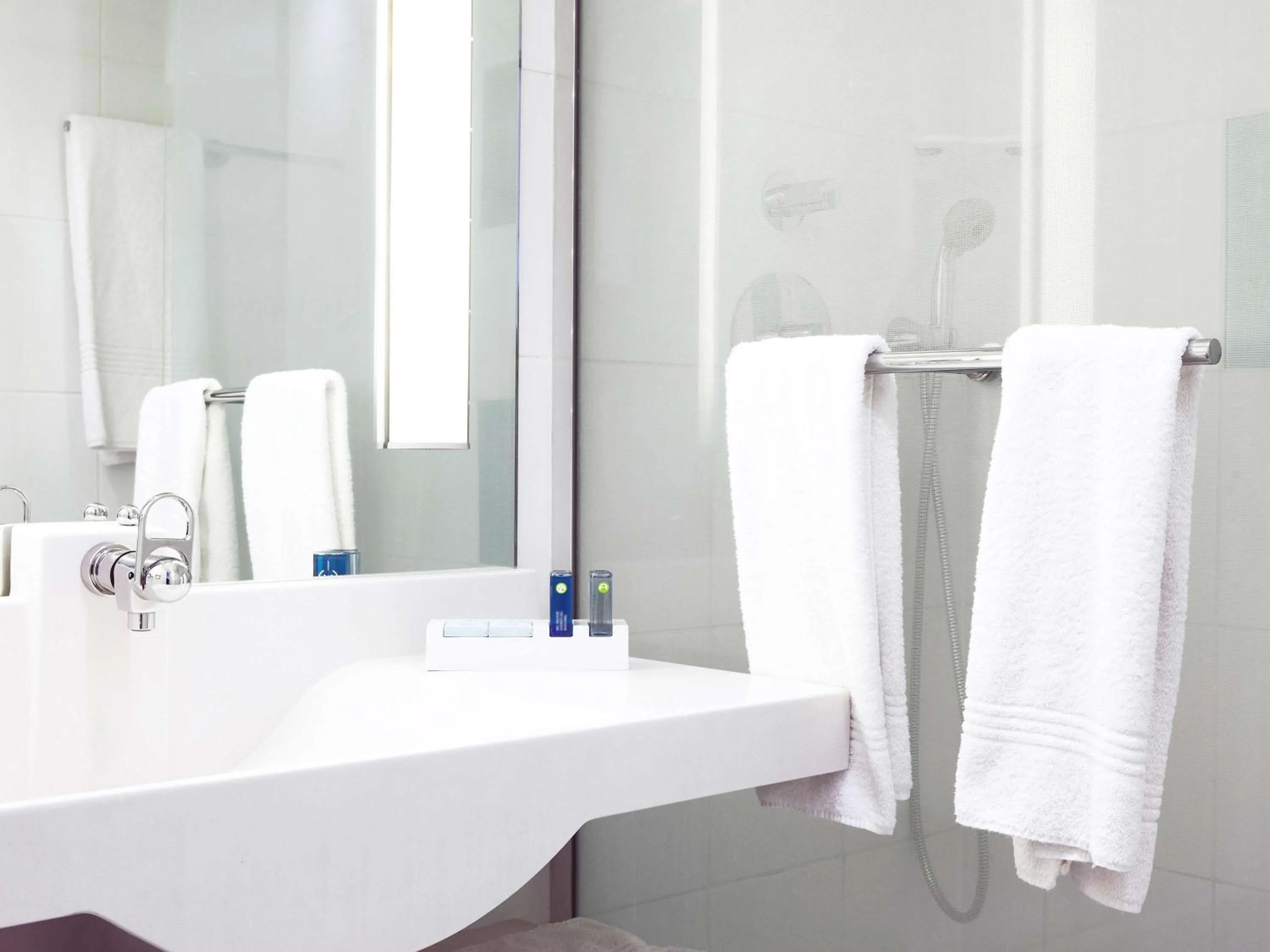 Photo of the whole room, Bathroom in Novotel London Heathrow Airport M4 Jct. 4