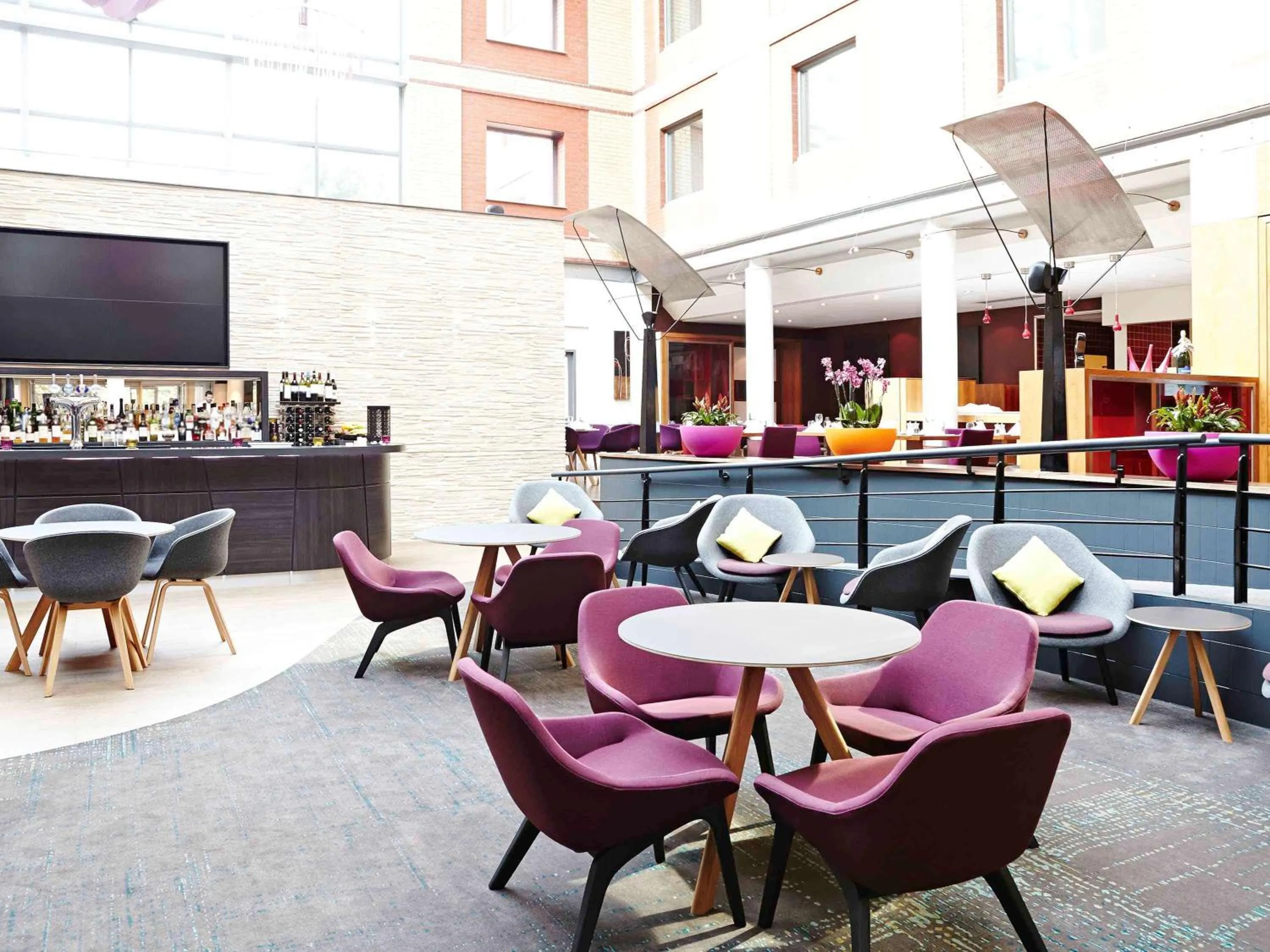 Lounge or bar, Restaurant/Places to Eat in Novotel London Heathrow Airport M4 Jct. 4