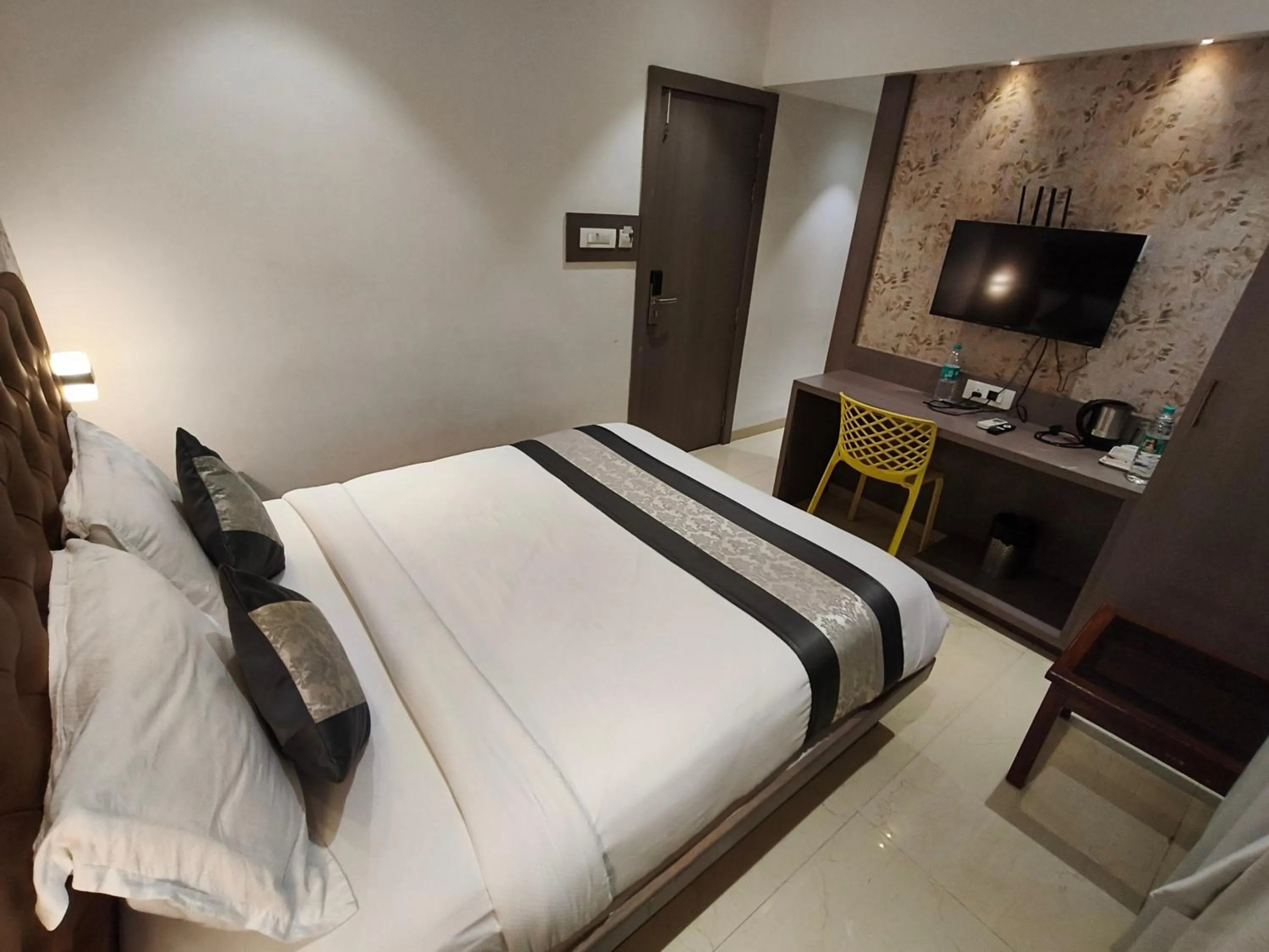 Bed in Hotel Pearl Residency Thane