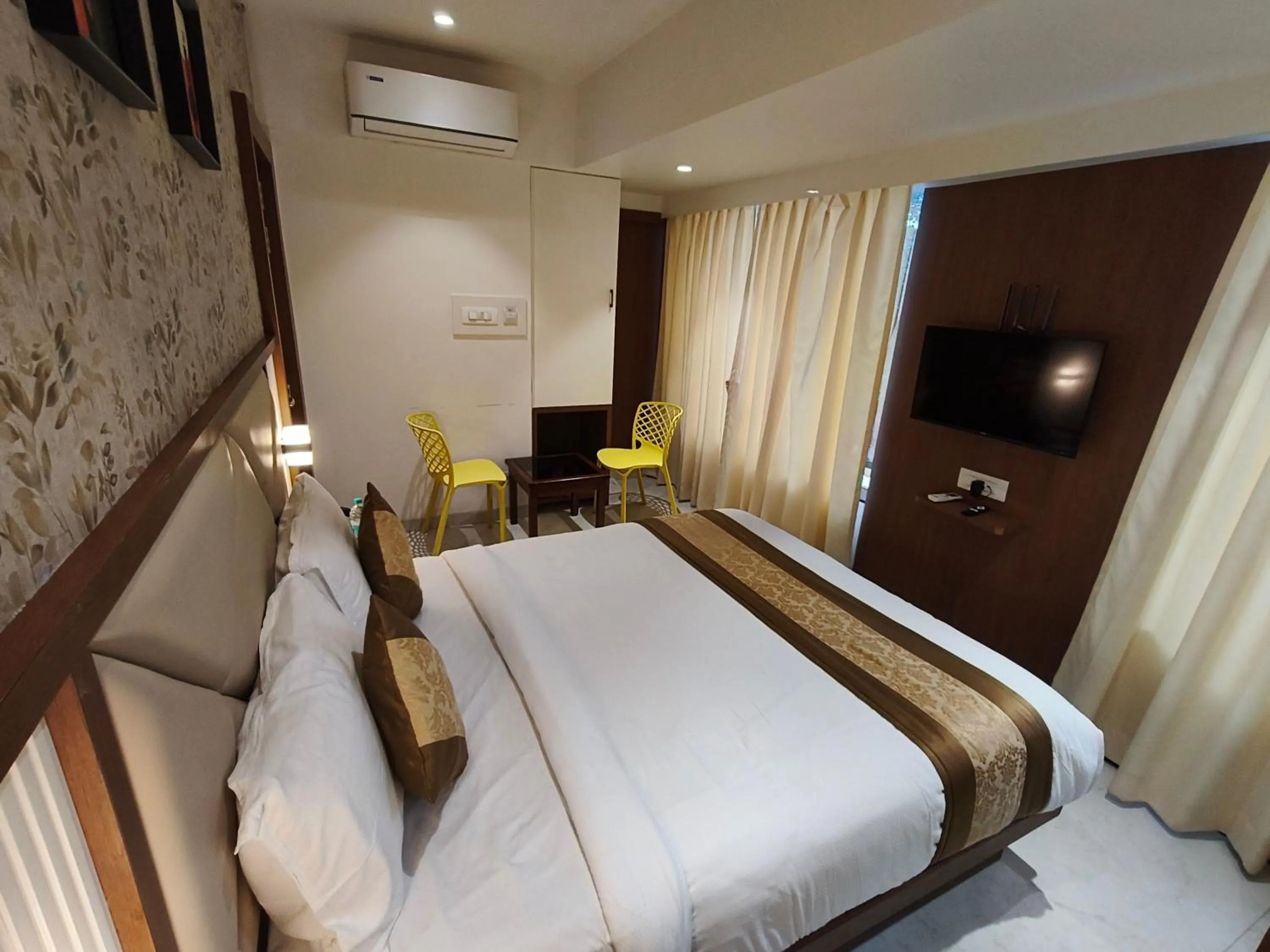 Bed in Hotel Pearl Residency Thane