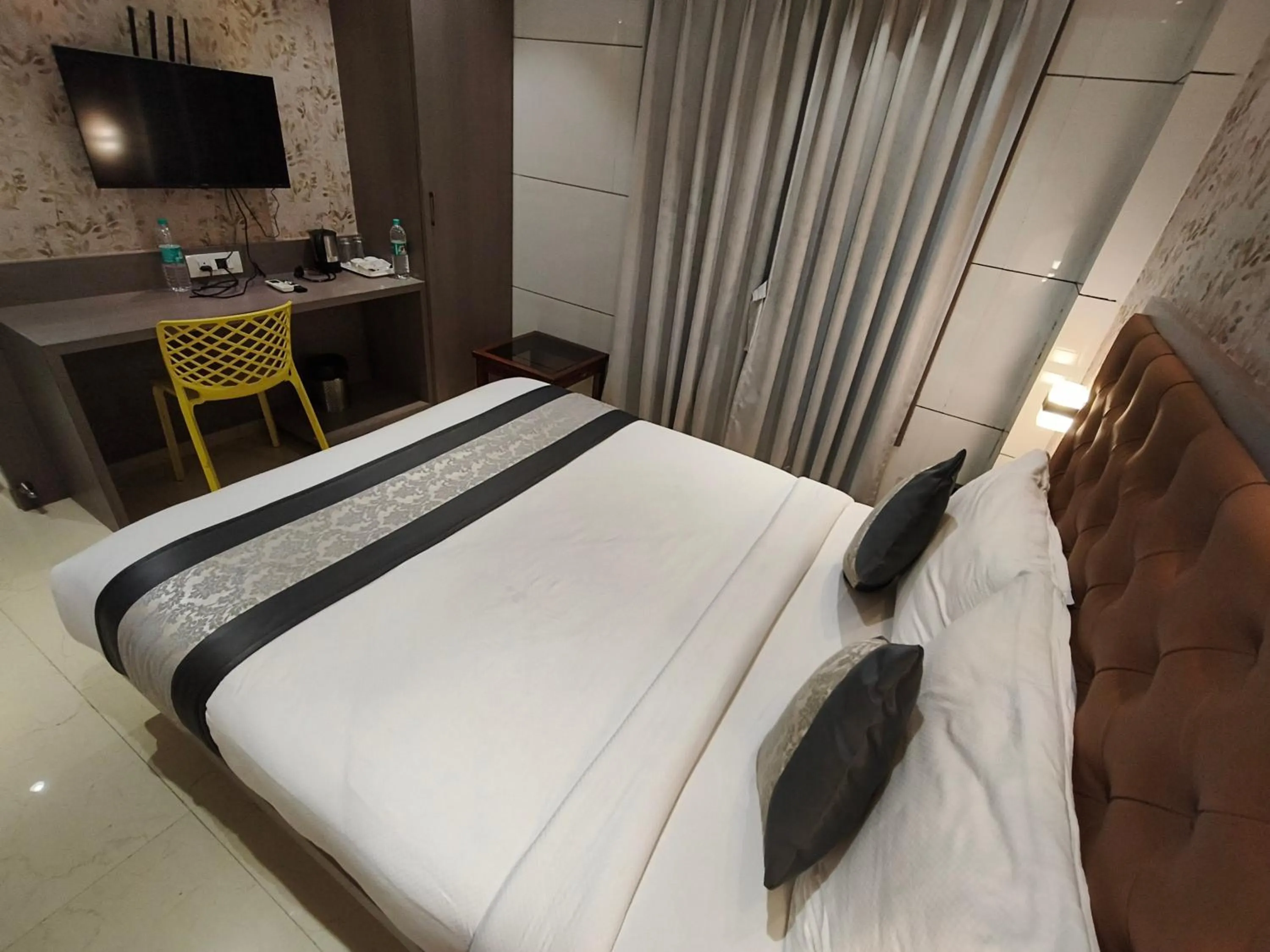 Bed in Hotel Pearl Residency Thane