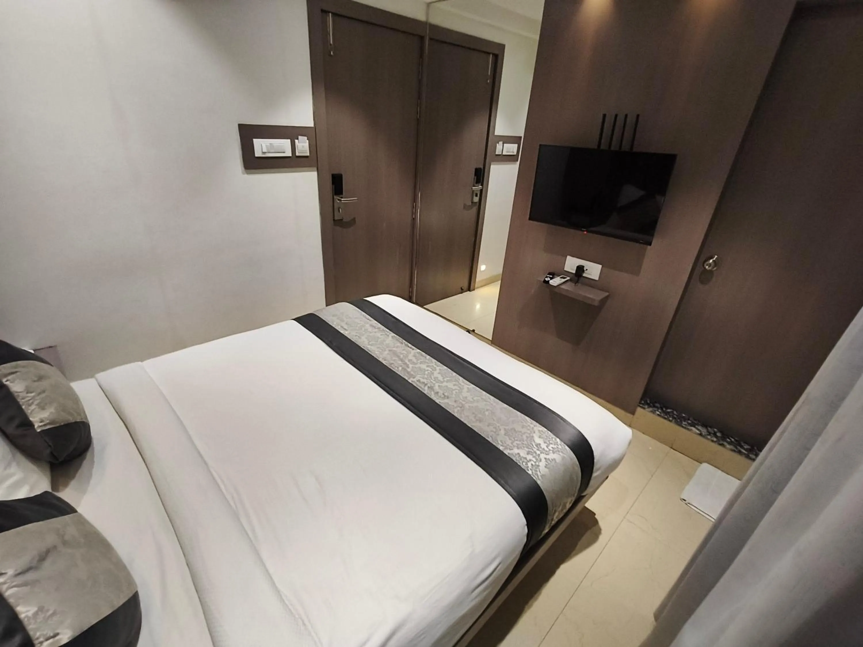 Bed in Hotel Pearl Residency Thane