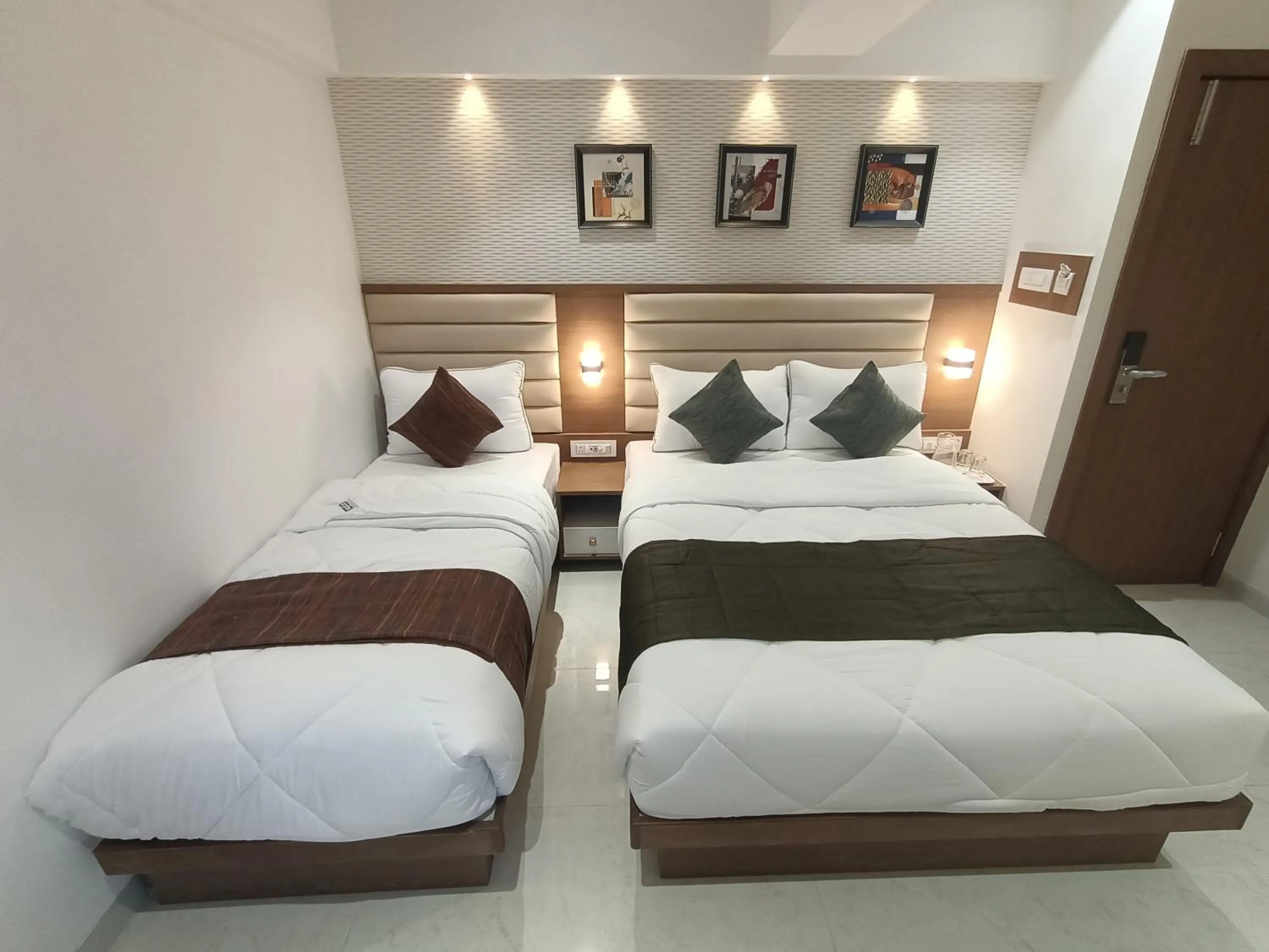 Bed in Hotel Pearl Residency Thane