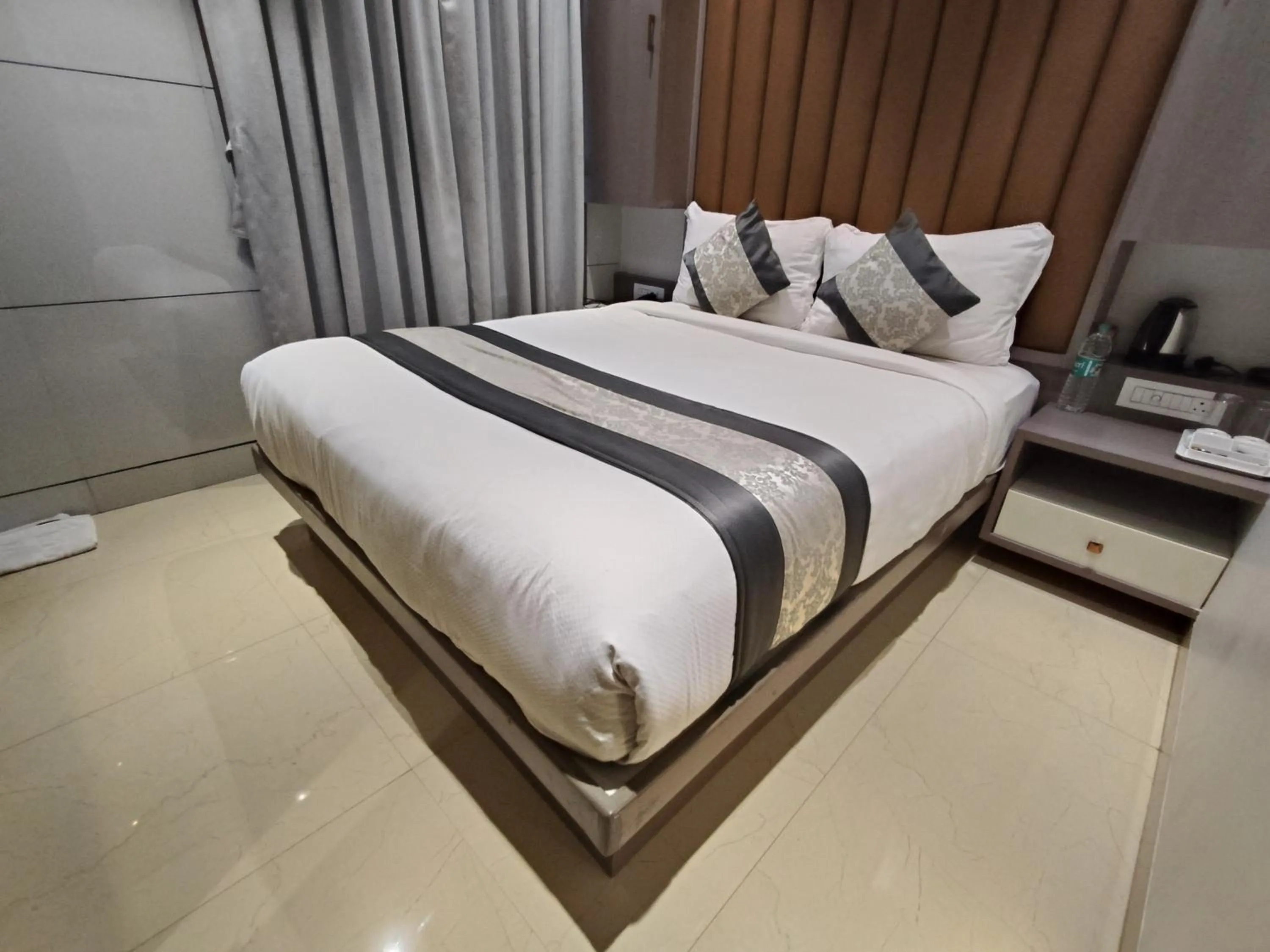 Bed in Hotel Pearl Residency Thane