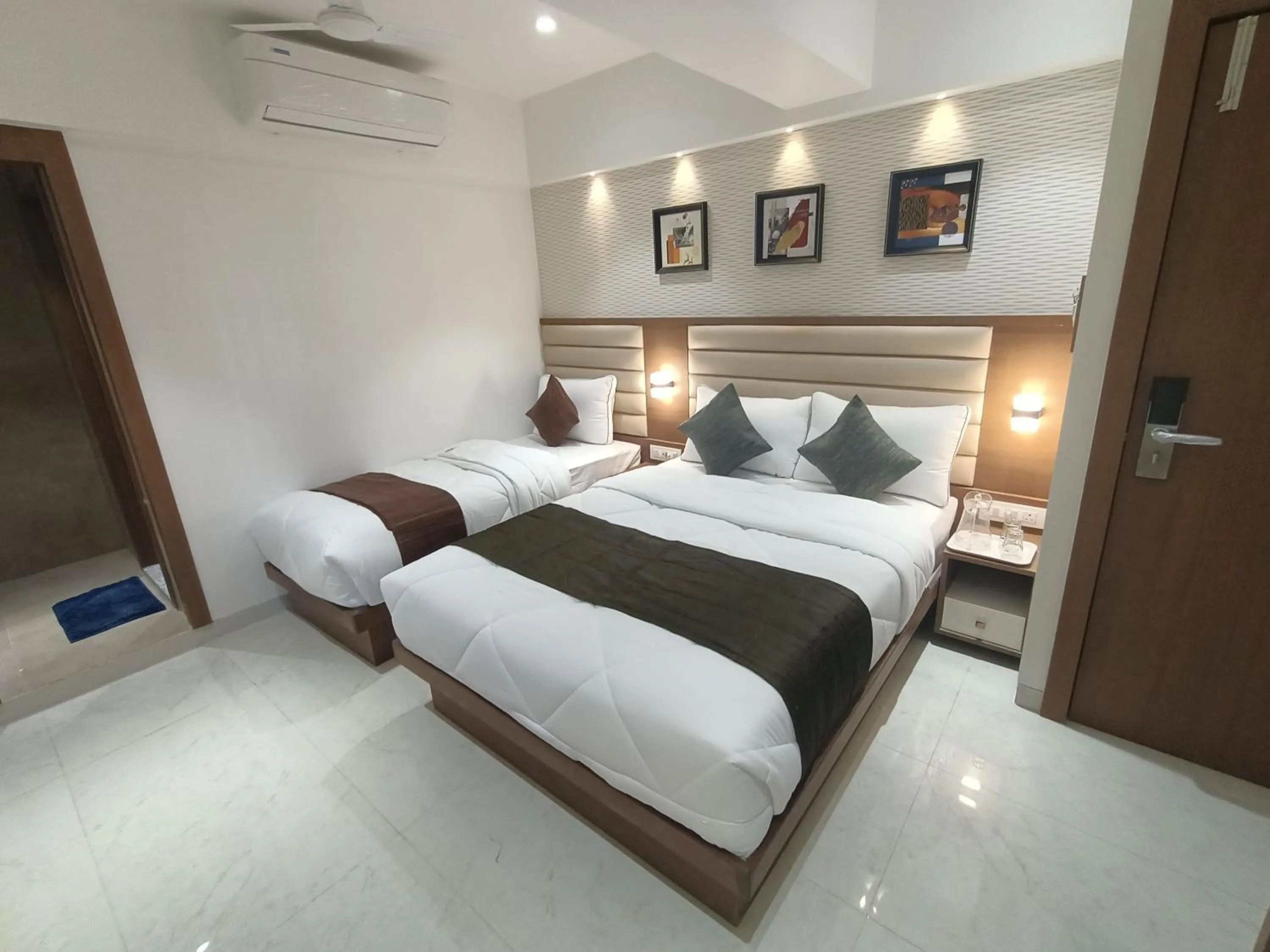 Bed in Hotel Pearl Residency Thane