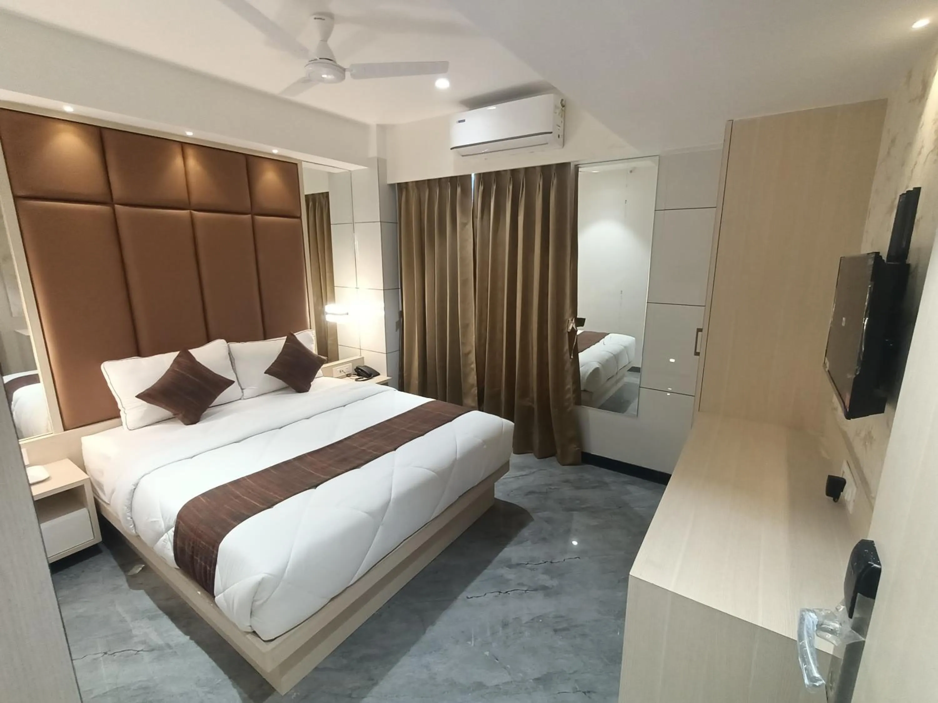 Bed in Hotel Pearl Residency Thane