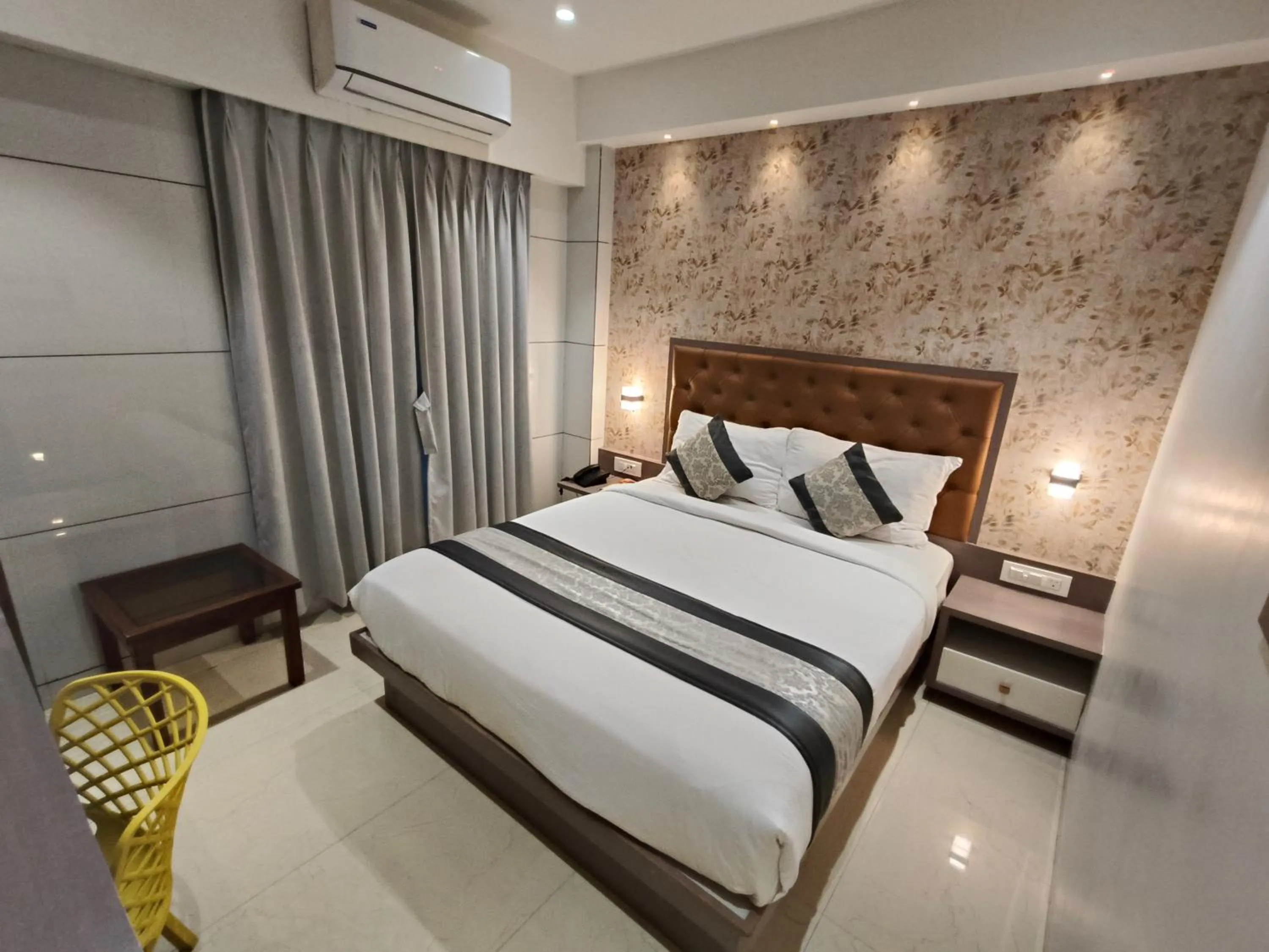 Bed in Hotel Pearl Residency Thane