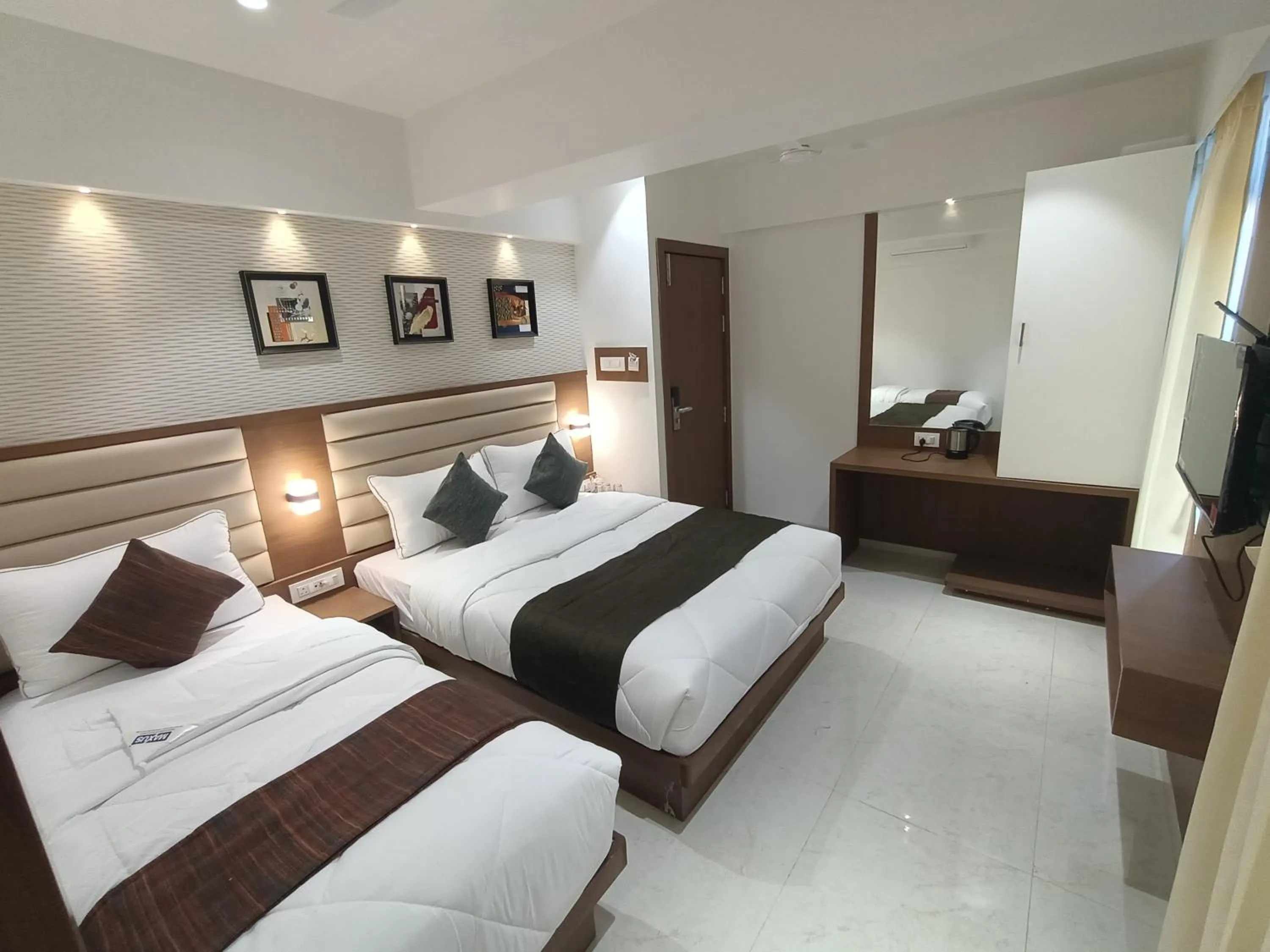 Bed in Hotel Pearl Residency Thane