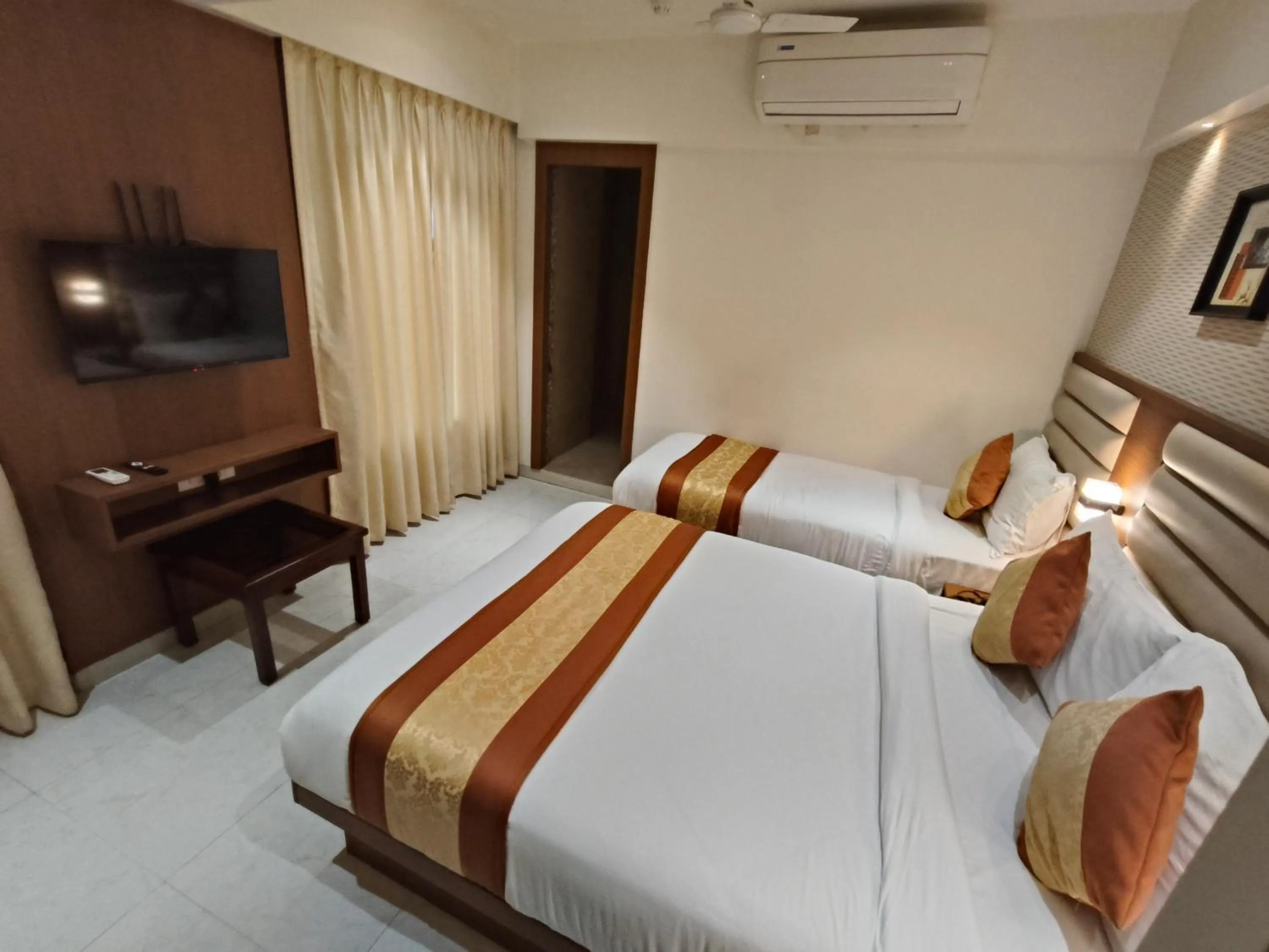 Bed in Hotel Pearl Residency Thane