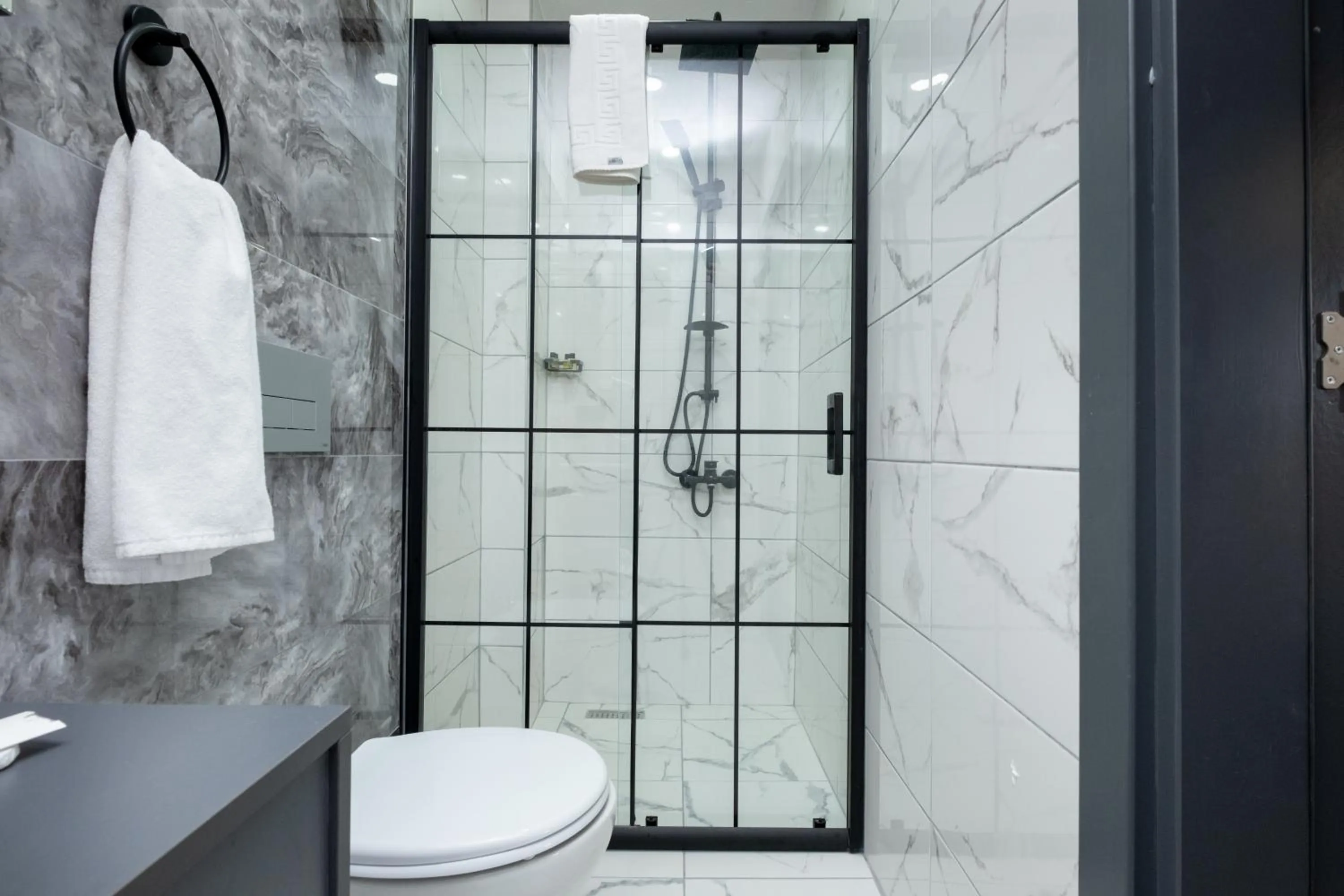 Shower in FLY POINT AIRPORT HOTEL