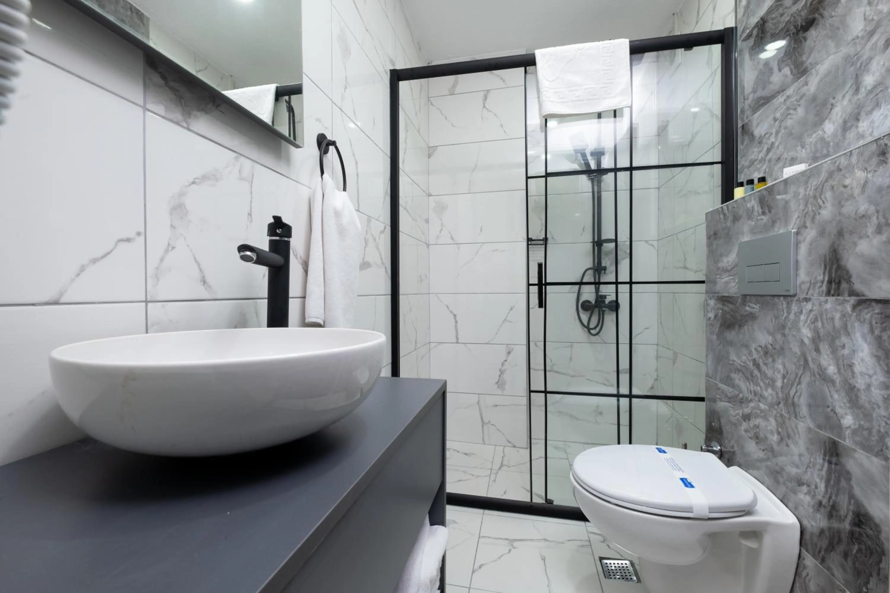 Shower in FLY POINT AIRPORT HOTEL