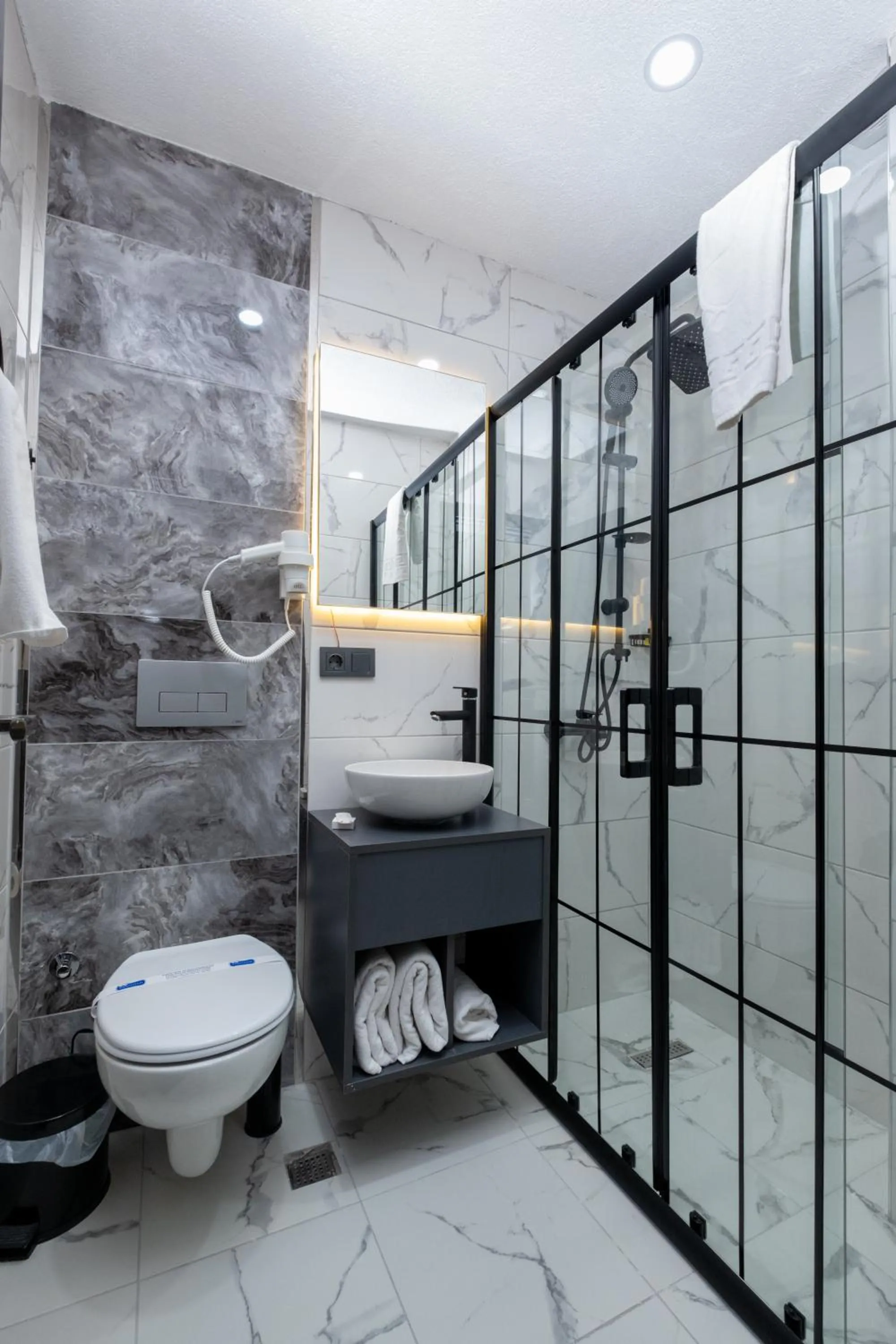 Shower in FLY POINT AIRPORT HOTEL