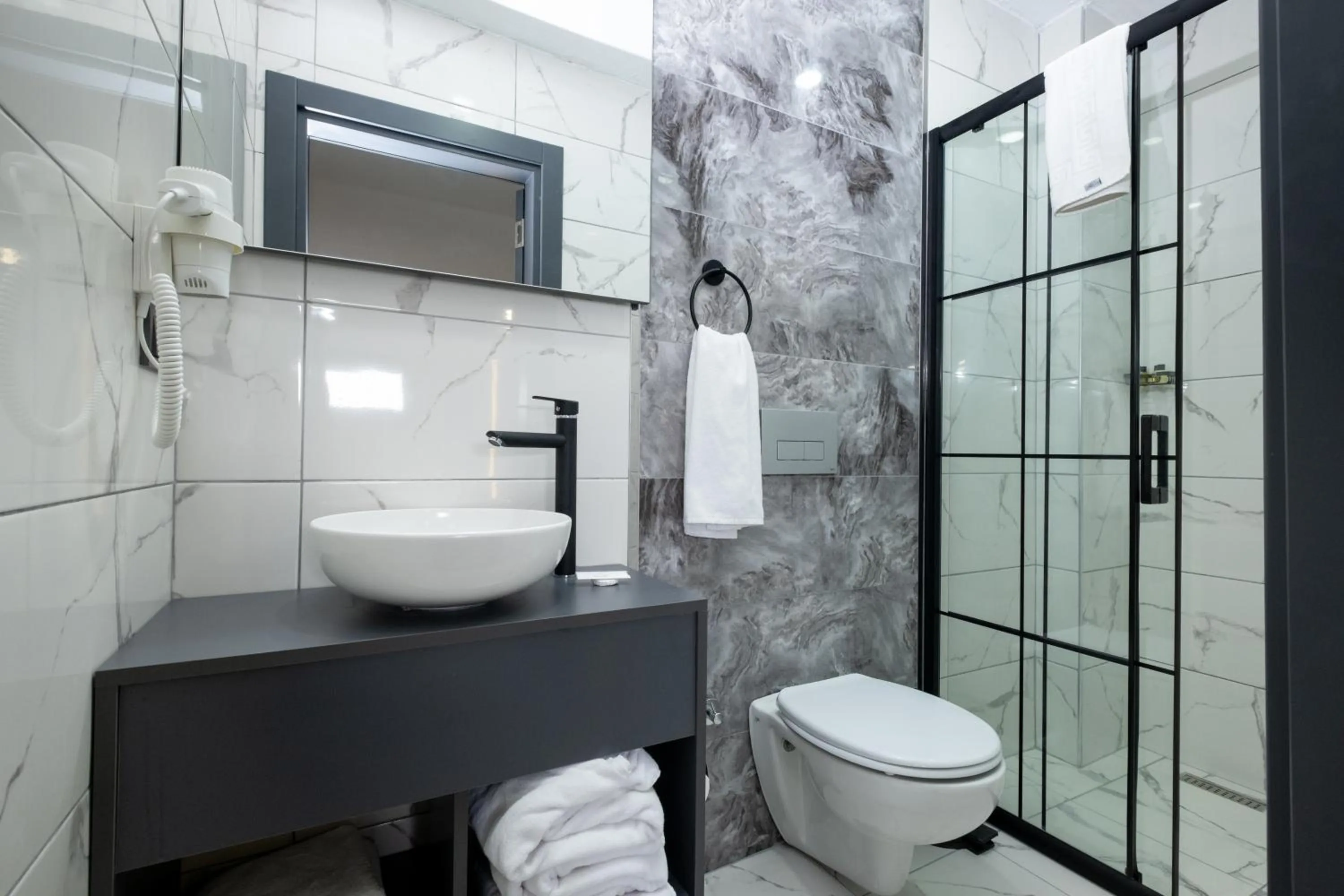 Shower in FLY POINT AIRPORT HOTEL