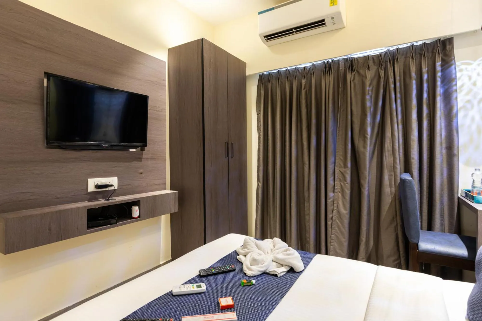 Bedroom, Bed in Horizon Inn Near Exhibition Center