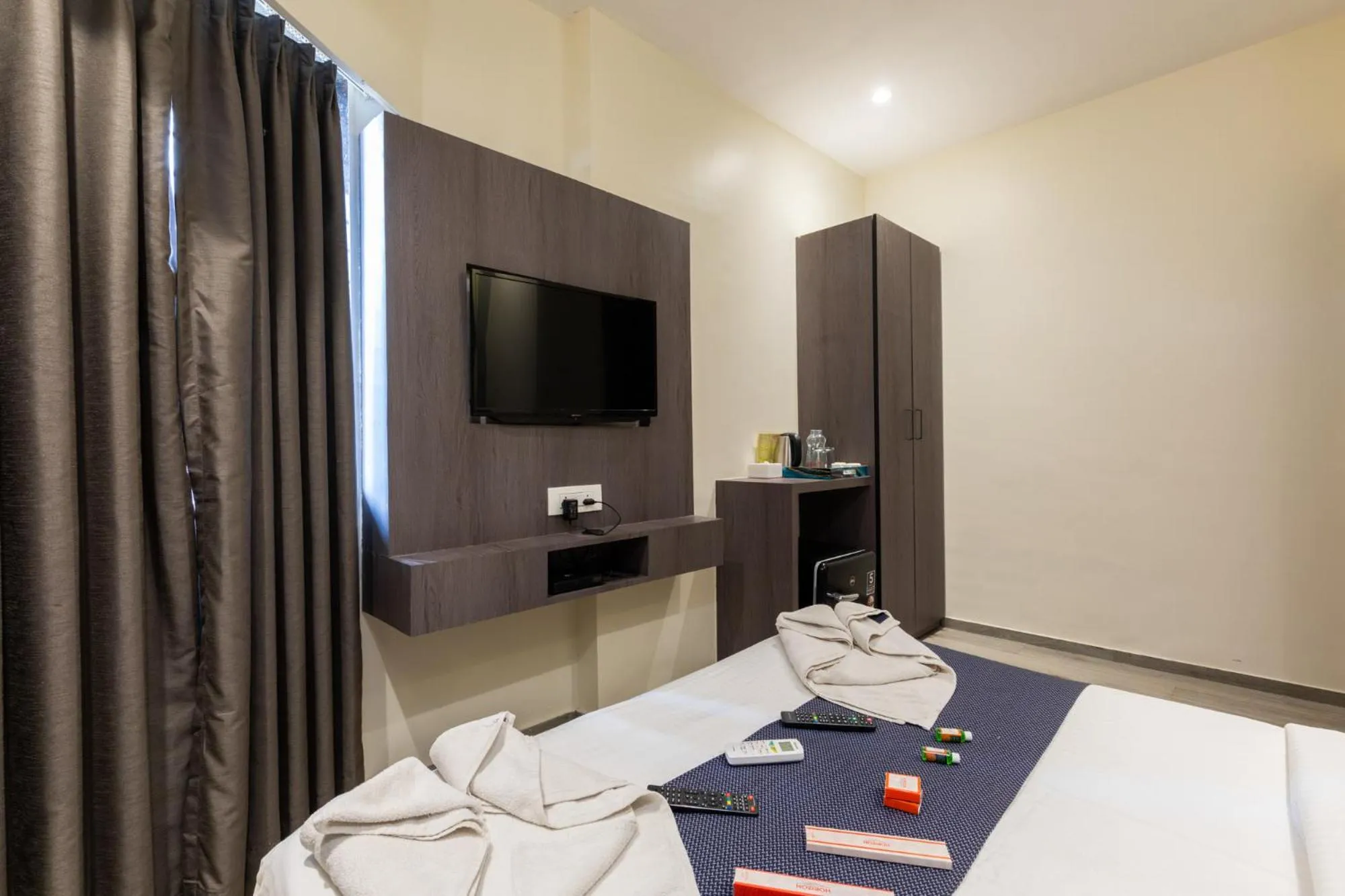 Bedroom, Bed in Horizon Inn Near Exhibition Center