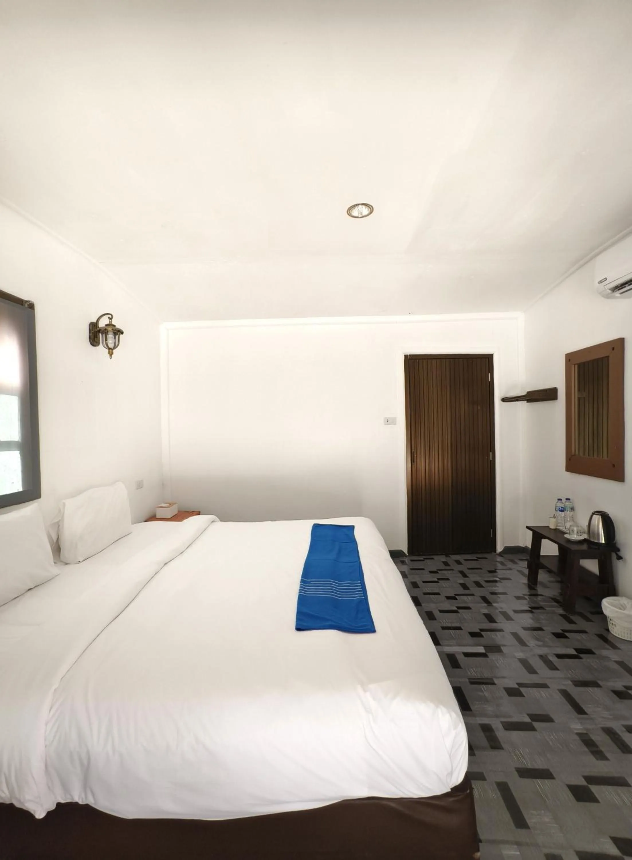 Photo of the whole room, Bed in Long Beach Club Krabi