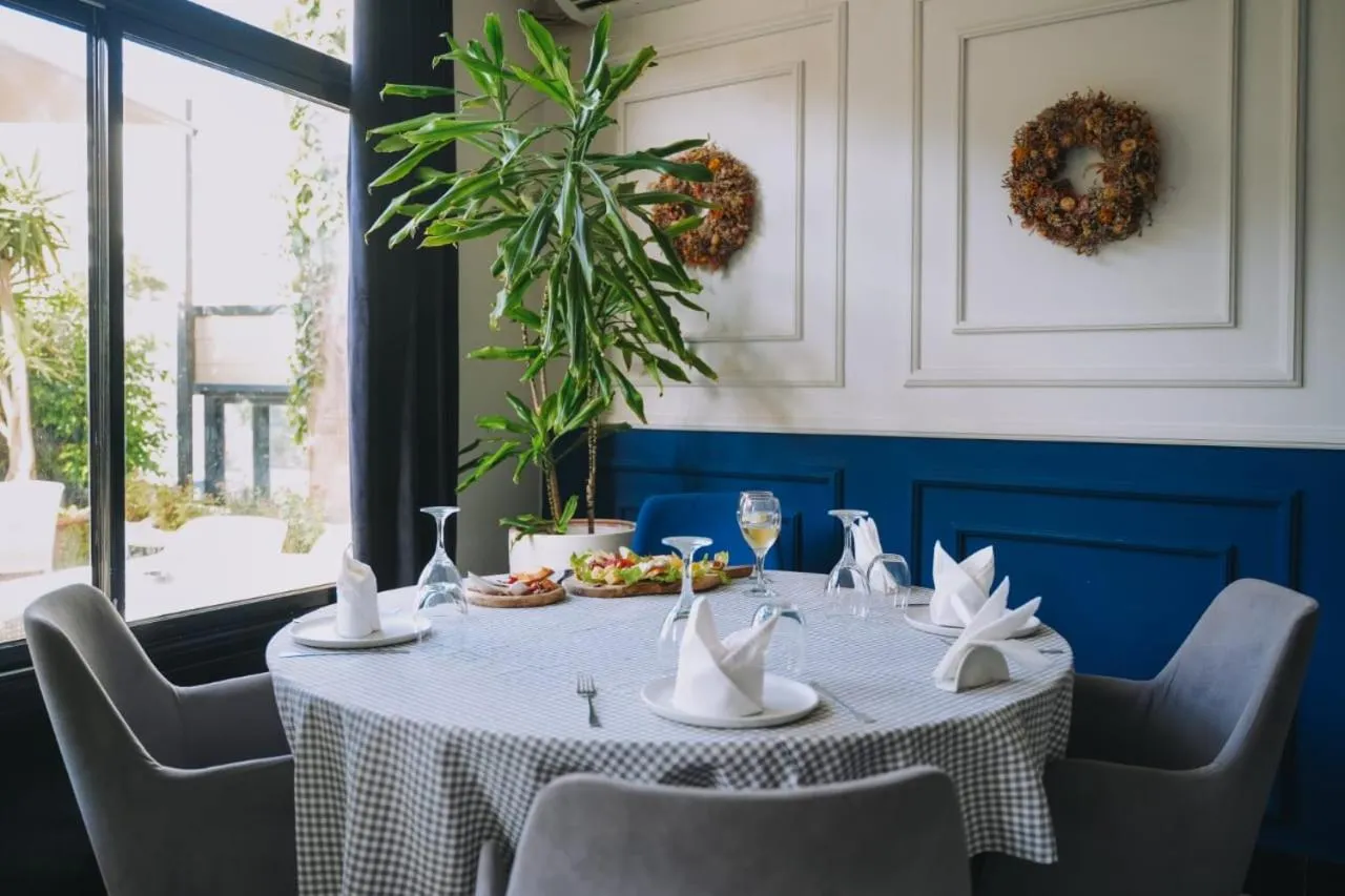 Restaurant/places to eat in HOTEL KAISER