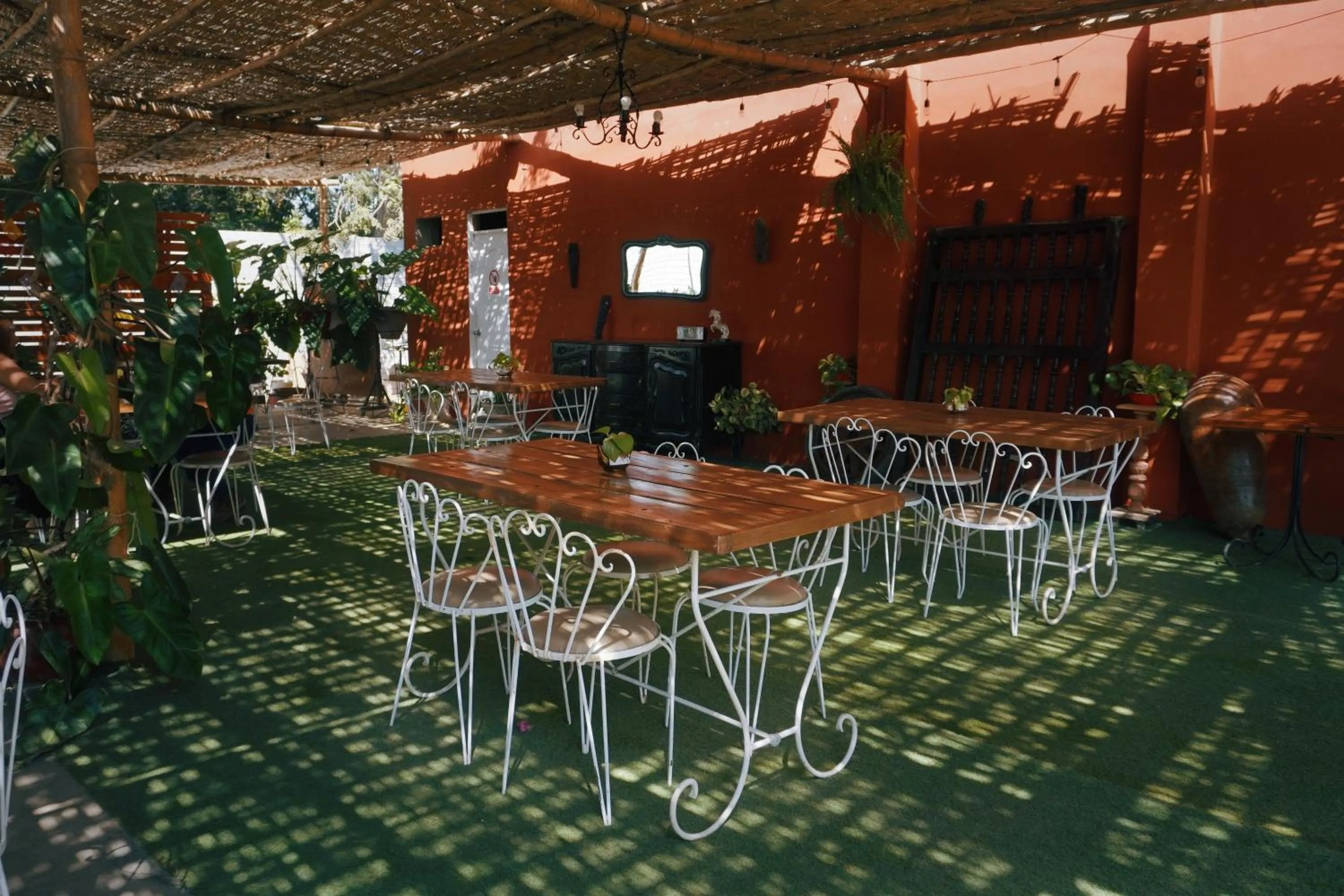 Restaurant/places to eat in Serenity Lodge