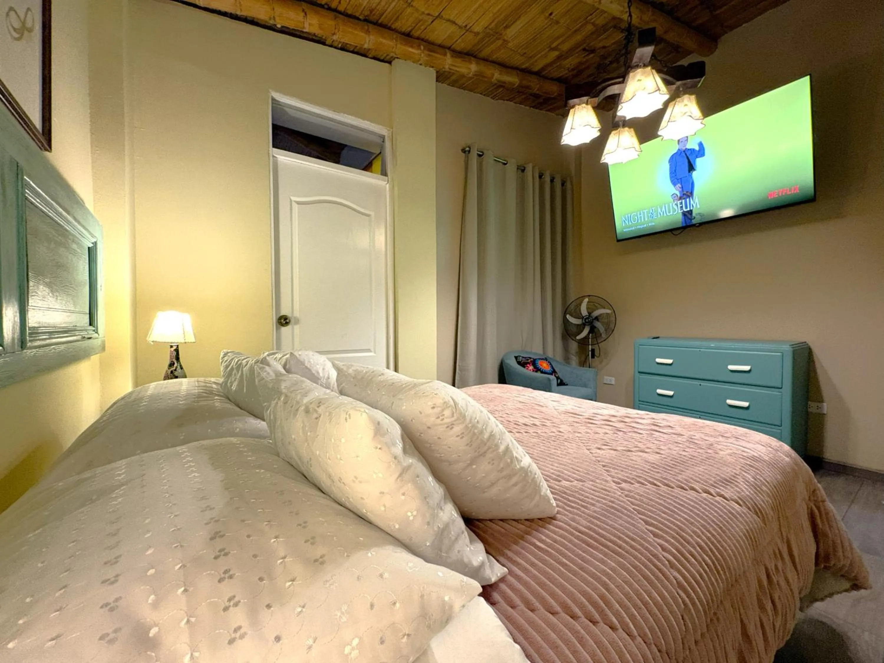 TV and multimedia, Bed in Serenity Lodge
