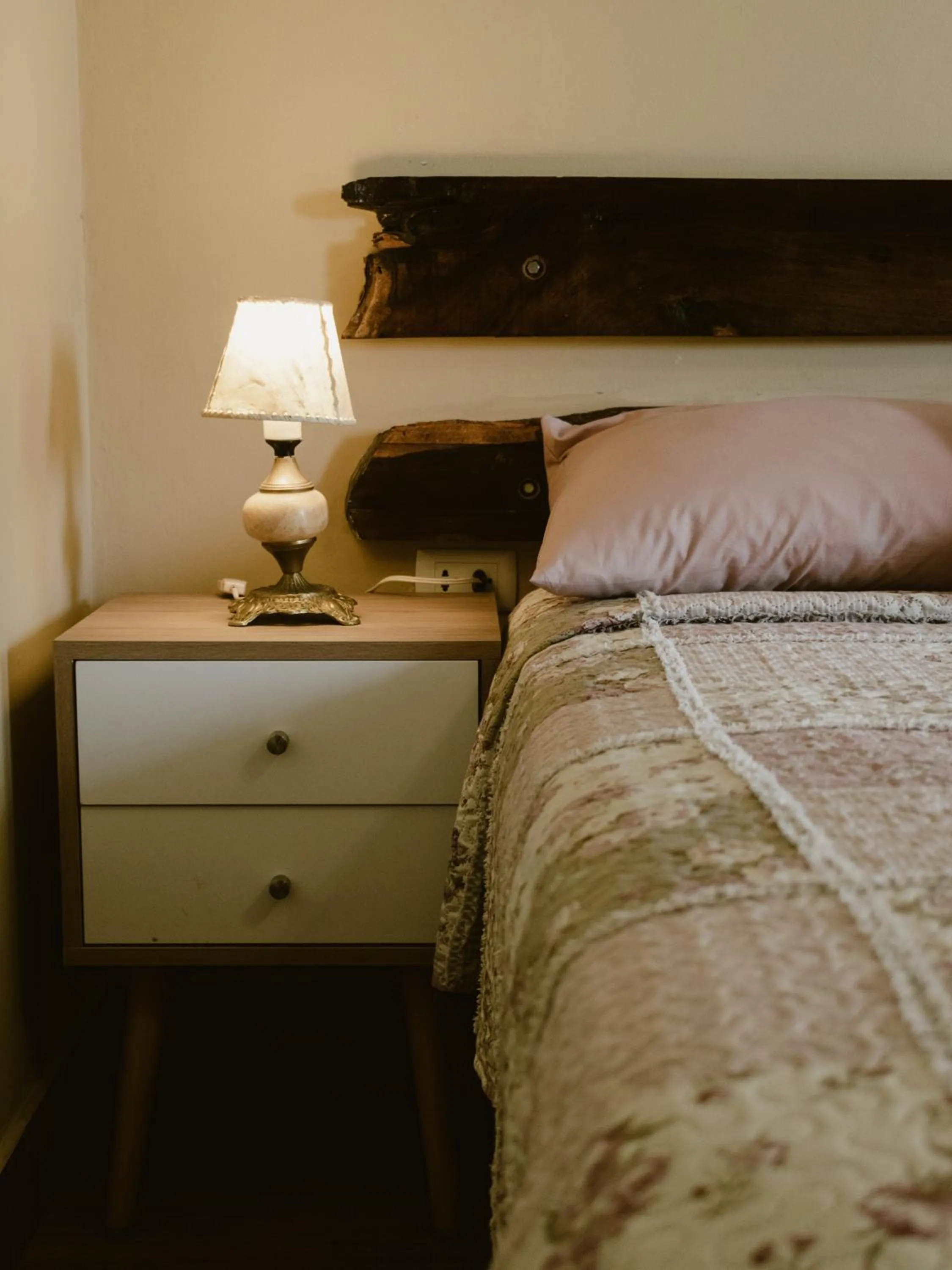 Decorative detail, Bed in Serenity Lodge