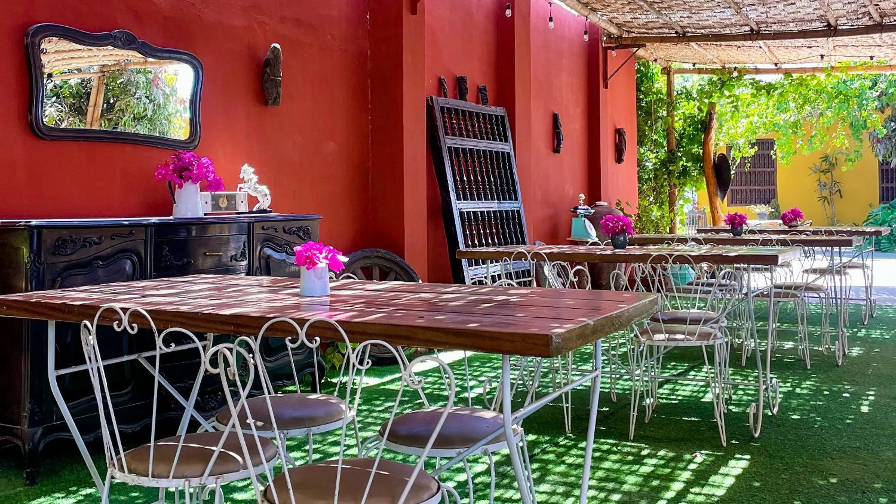 Restaurant/places to eat in Serenity Lodge