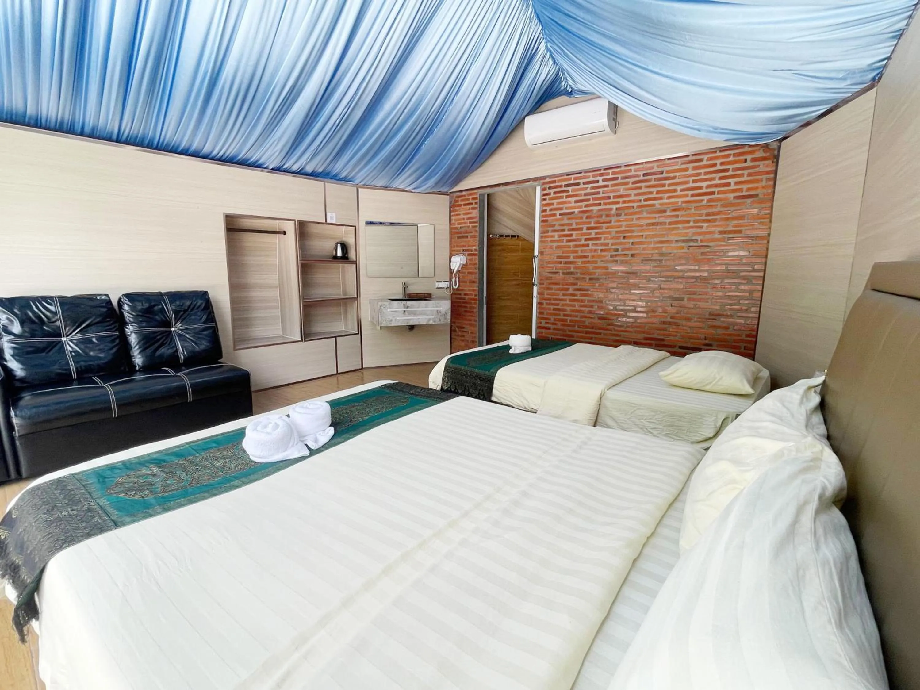 Photo of the whole room, Bed in The Wind Koh Rong