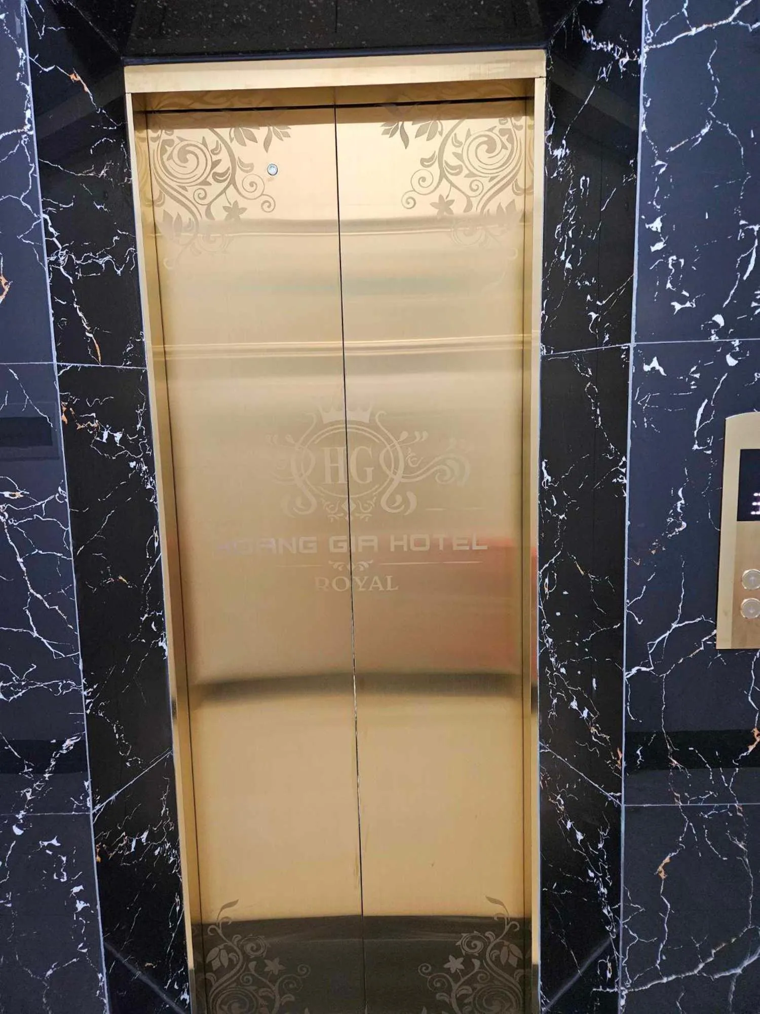 elevator in Hoàng Gia Hotel Royal