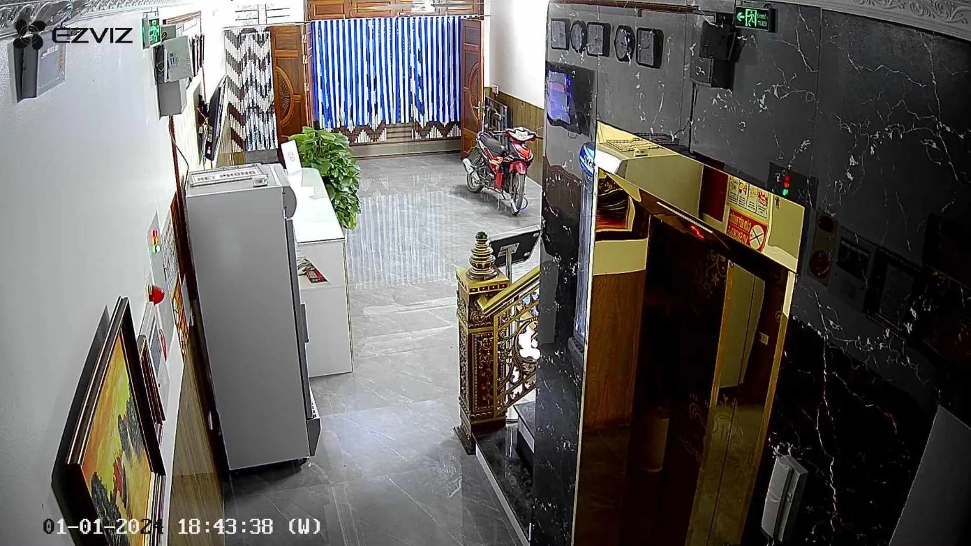 elevator in Hoàng Gia Hotel Royal