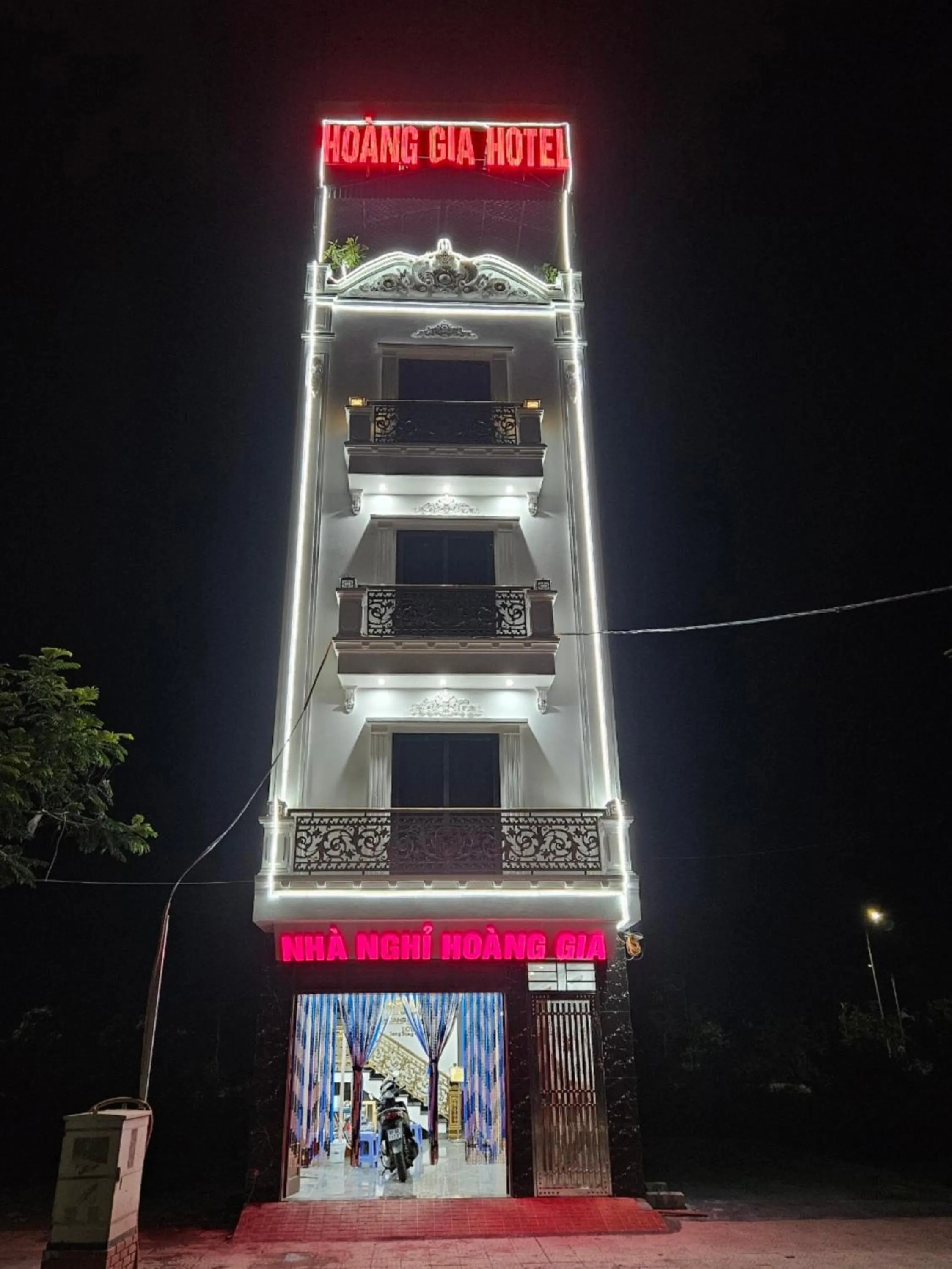 Property building in Hoàng Gia Hotel Royal