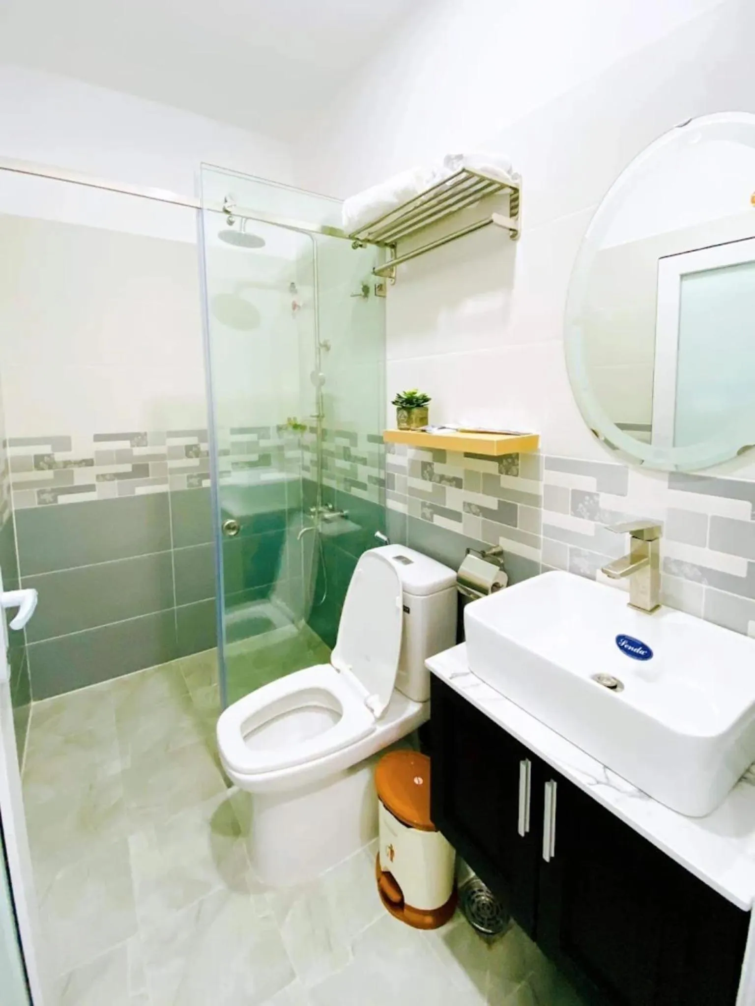 Shower in Hoàng Gia Hotel Royal