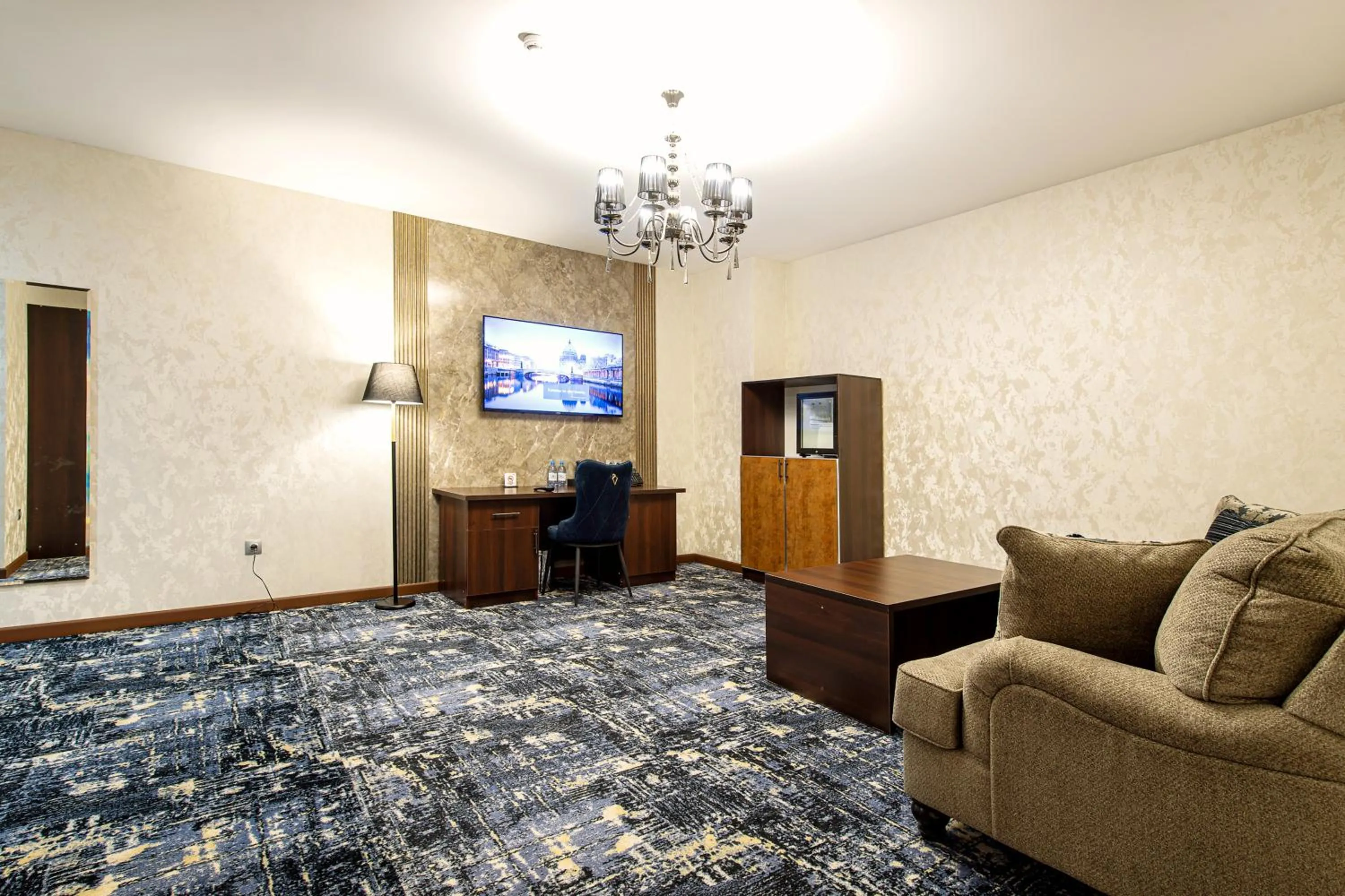 Communal lounge/ TV room, Bed in MirOtel