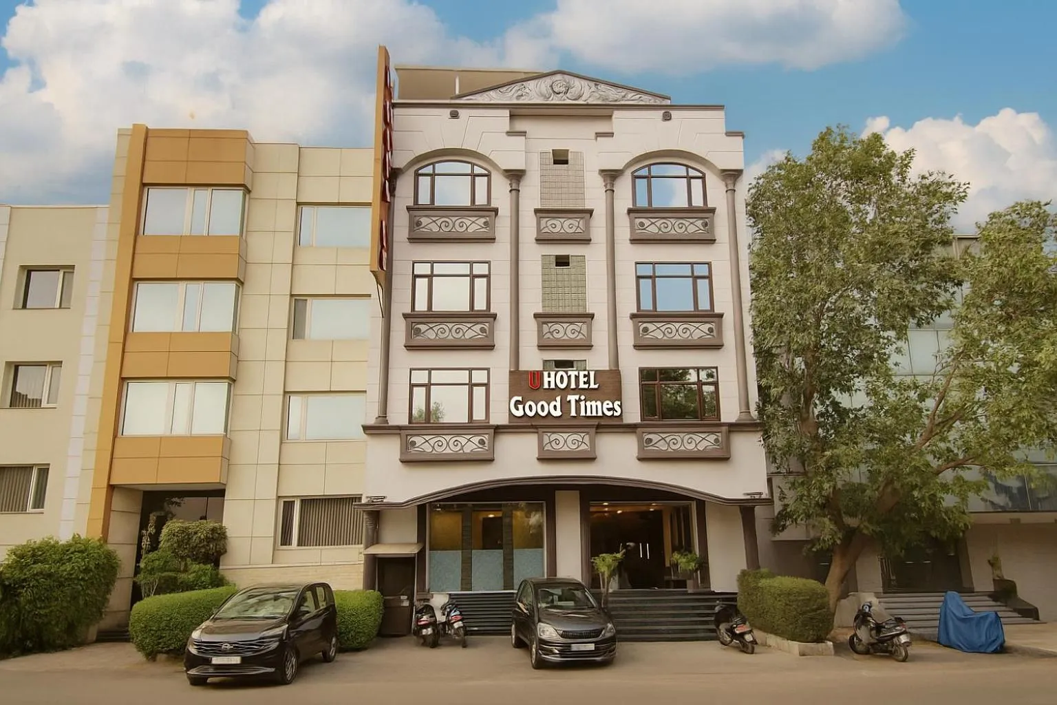 Property building in Hotel Good Times - 3 Minutes from Metro