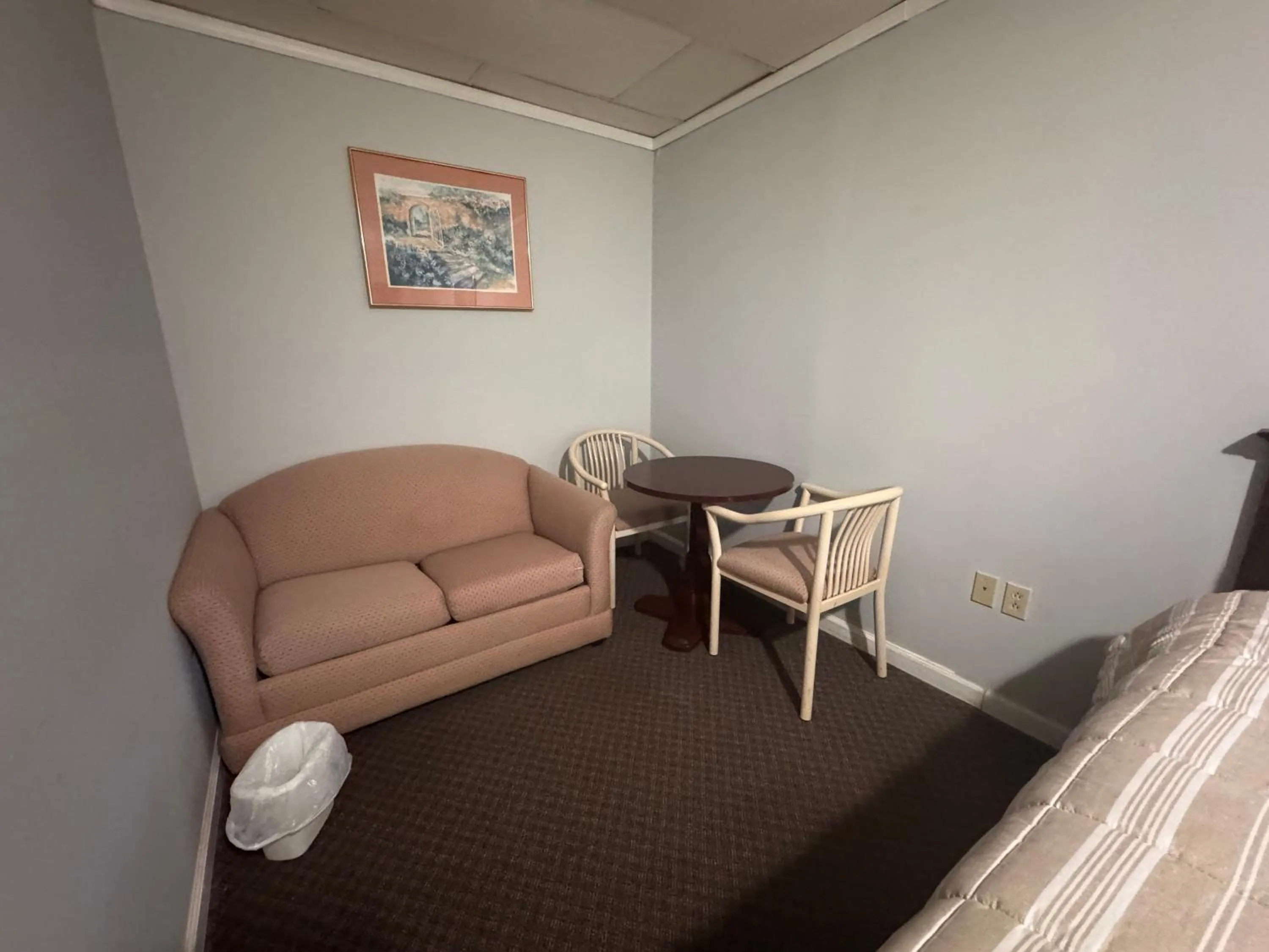 Seating area, Bed in Economy Inn