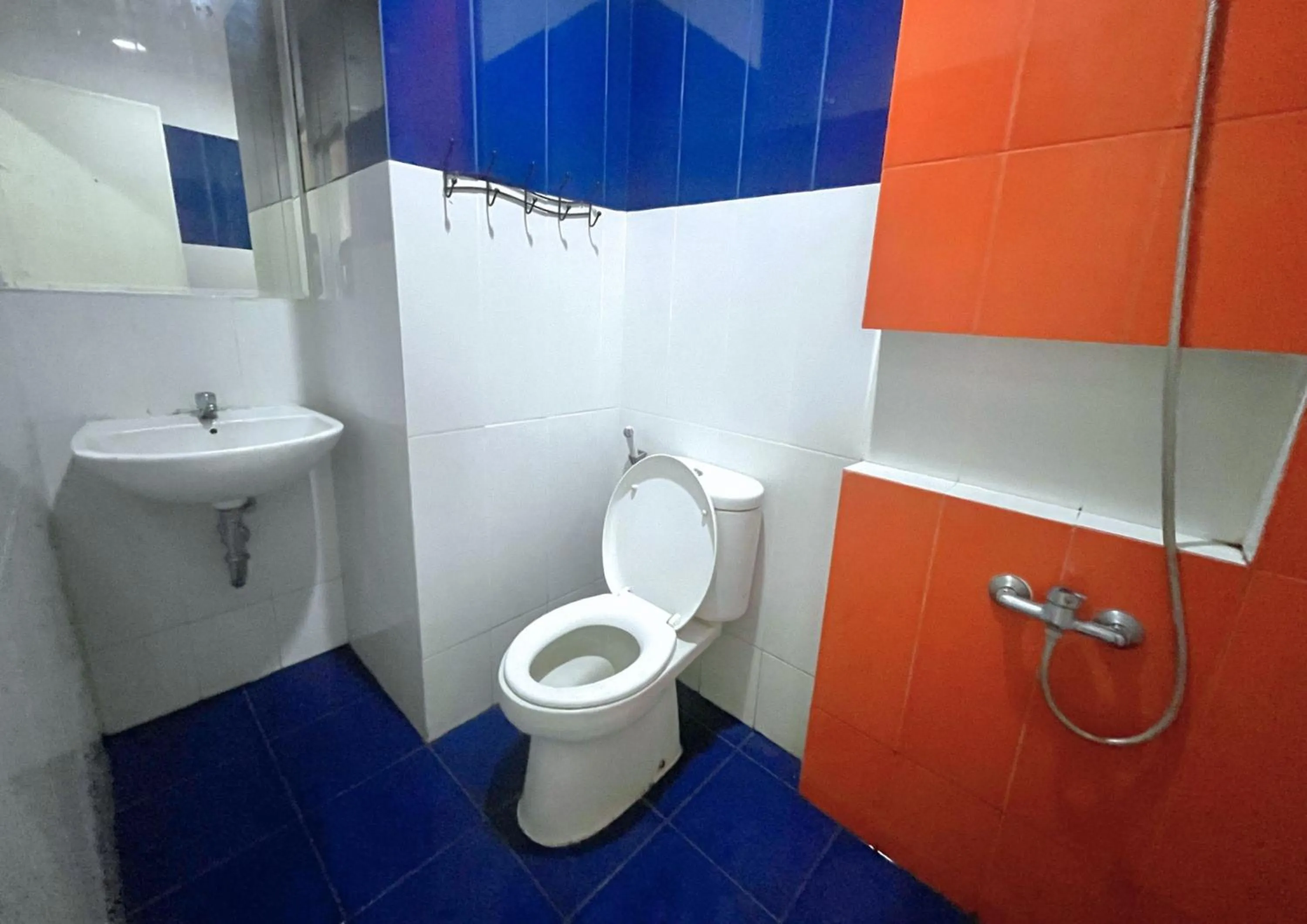 Toilet in TOS Hotel & Convention Center Tangerang Powered by Archipelago